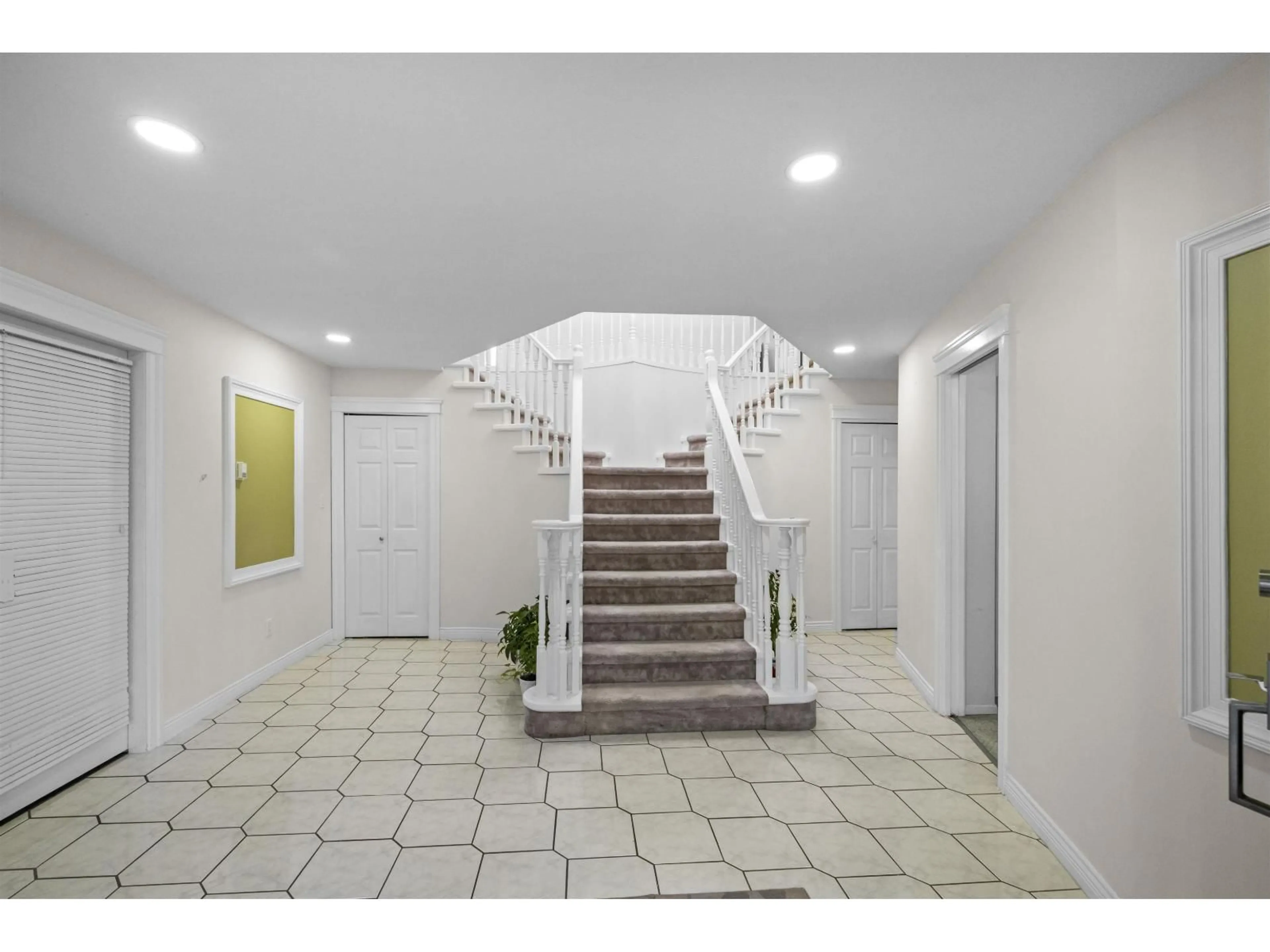 Indoor foyer for 12604 68, Surrey British Columbia V3W1G4