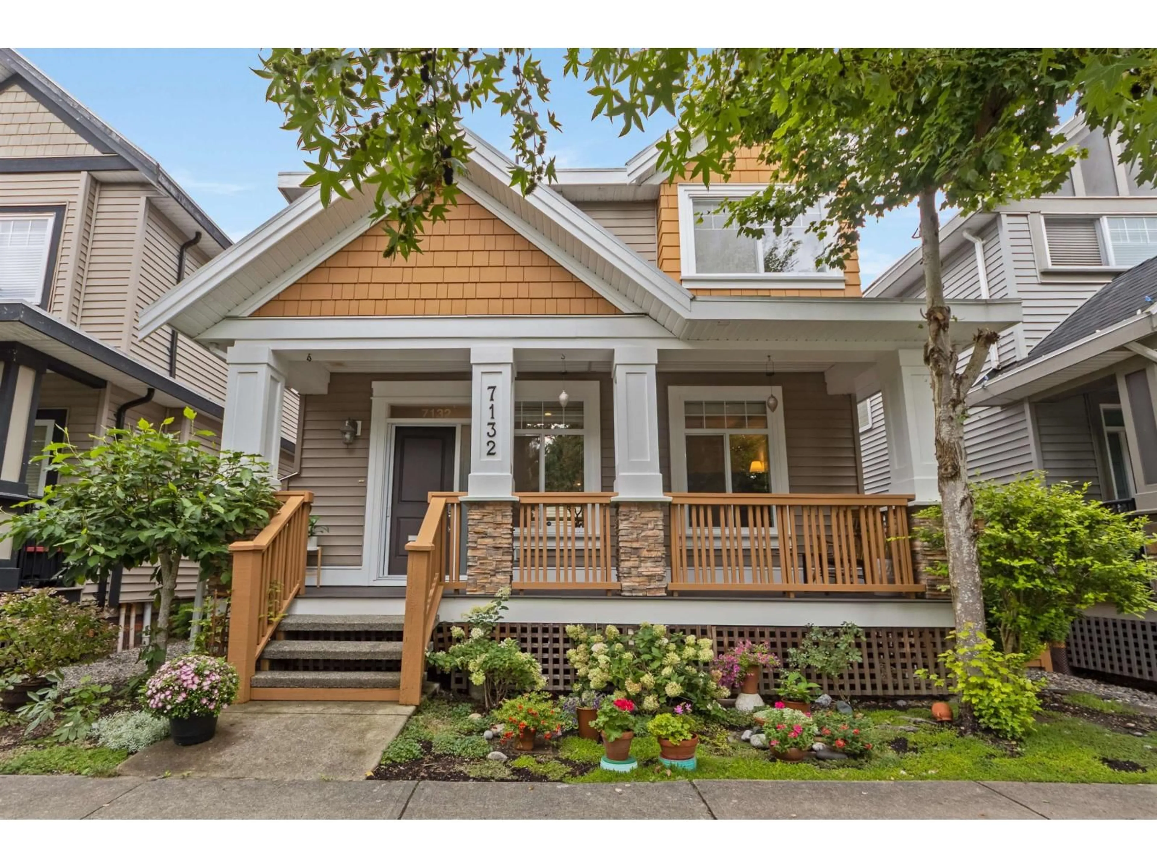 Home with vinyl exterior material, street for 7132 195, Surrey British Columbia V4N5Y7