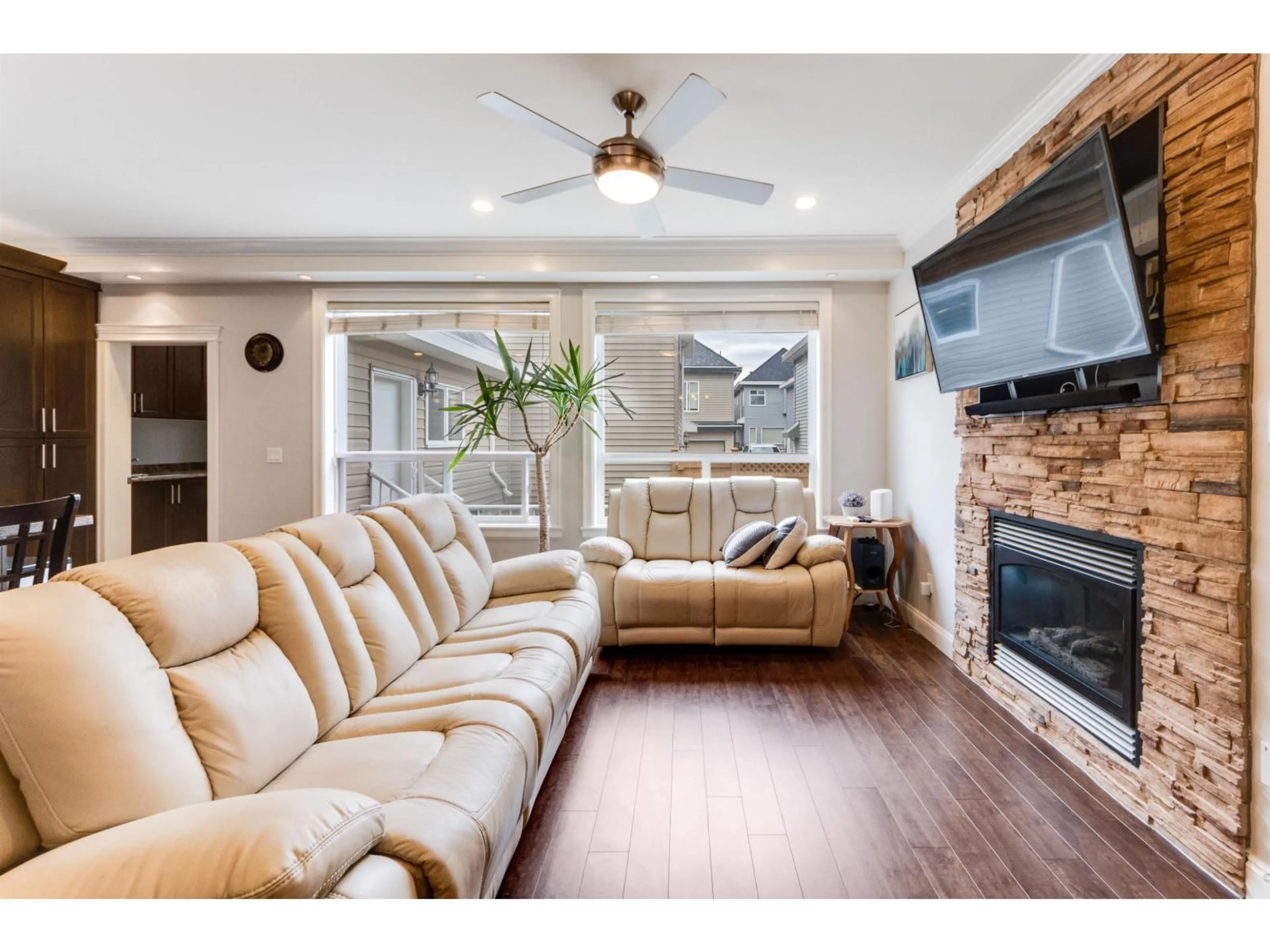 Living room with furniture, wood/laminate floor for 7132 195, Surrey British Columbia V4N5Y7