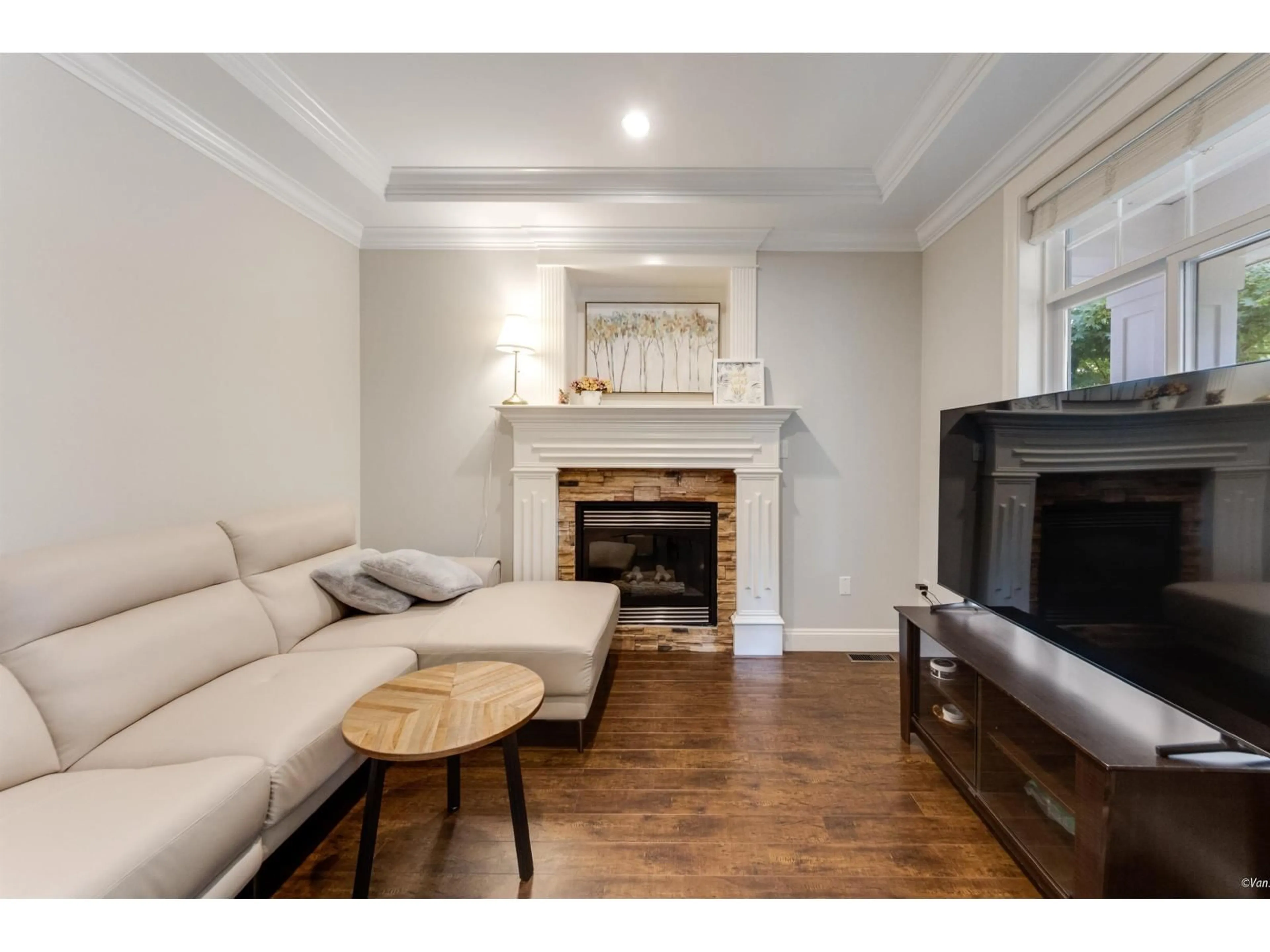 Living room with furniture, wood/laminate floor for 7132 195, Surrey British Columbia V4N5Y7