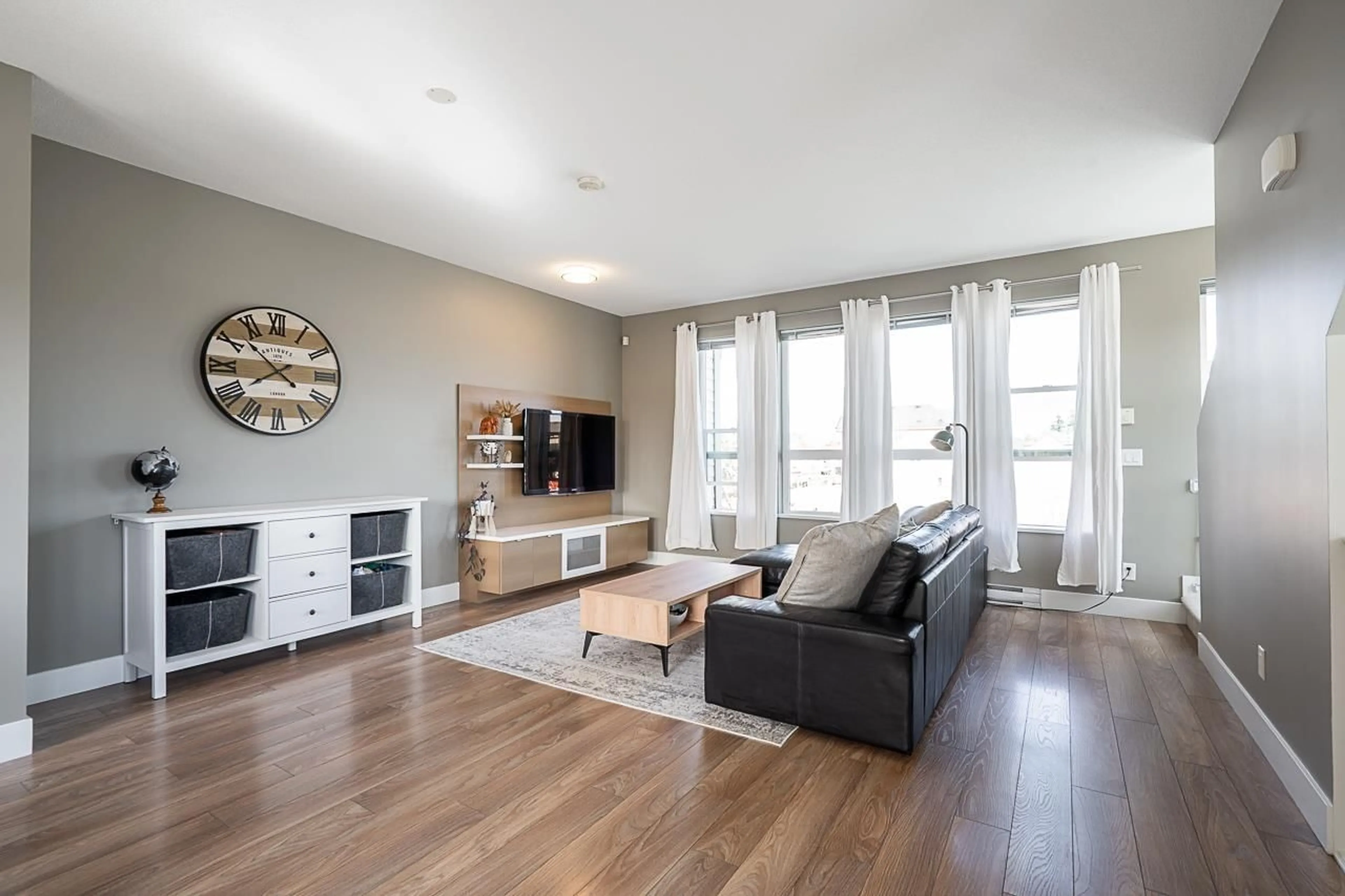 Living room with furniture, wood/laminate floor for 85 - 19477 72A, Surrey British Columbia V4N6M2
