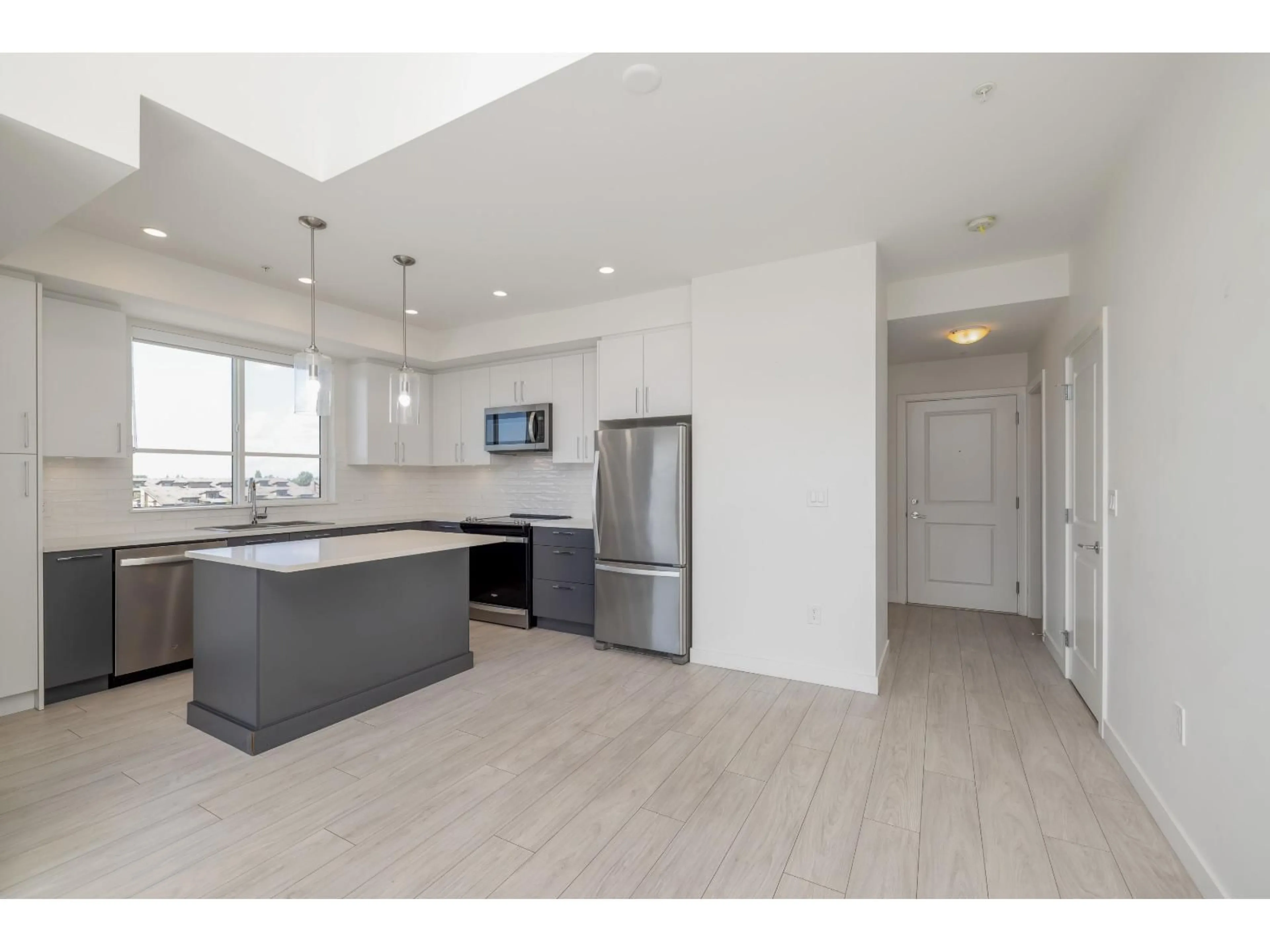 Open concept kitchen, unknown for B618 - 20834 80, Langley British Columbia V2Y3M6