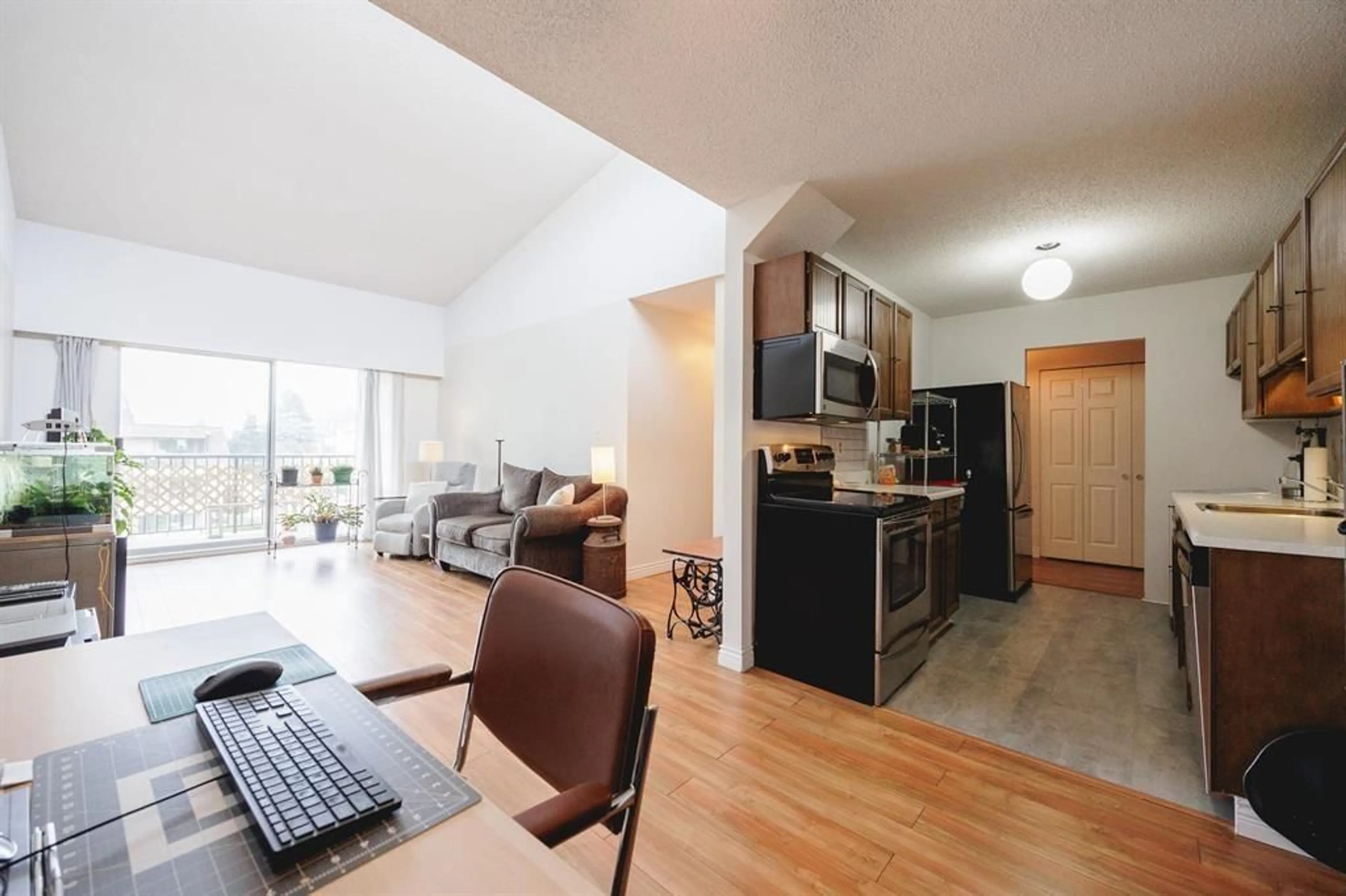 Open concept kitchen, wood/laminate floor for 342 - 2821 TIMS, Abbotsford British Columbia V2T4B1