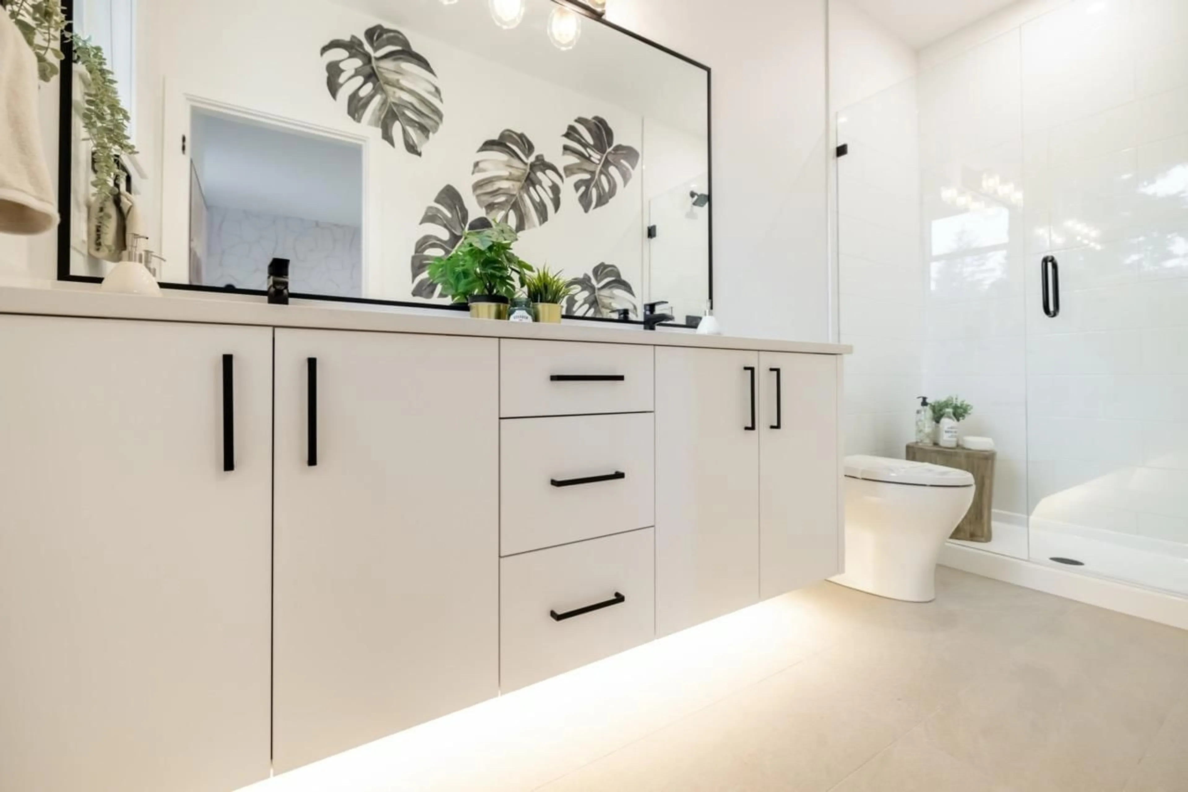 Contemporary bathroom, ceramic/tile floor for 38 - 17538 100, Surrey British Columbia V4N6X3