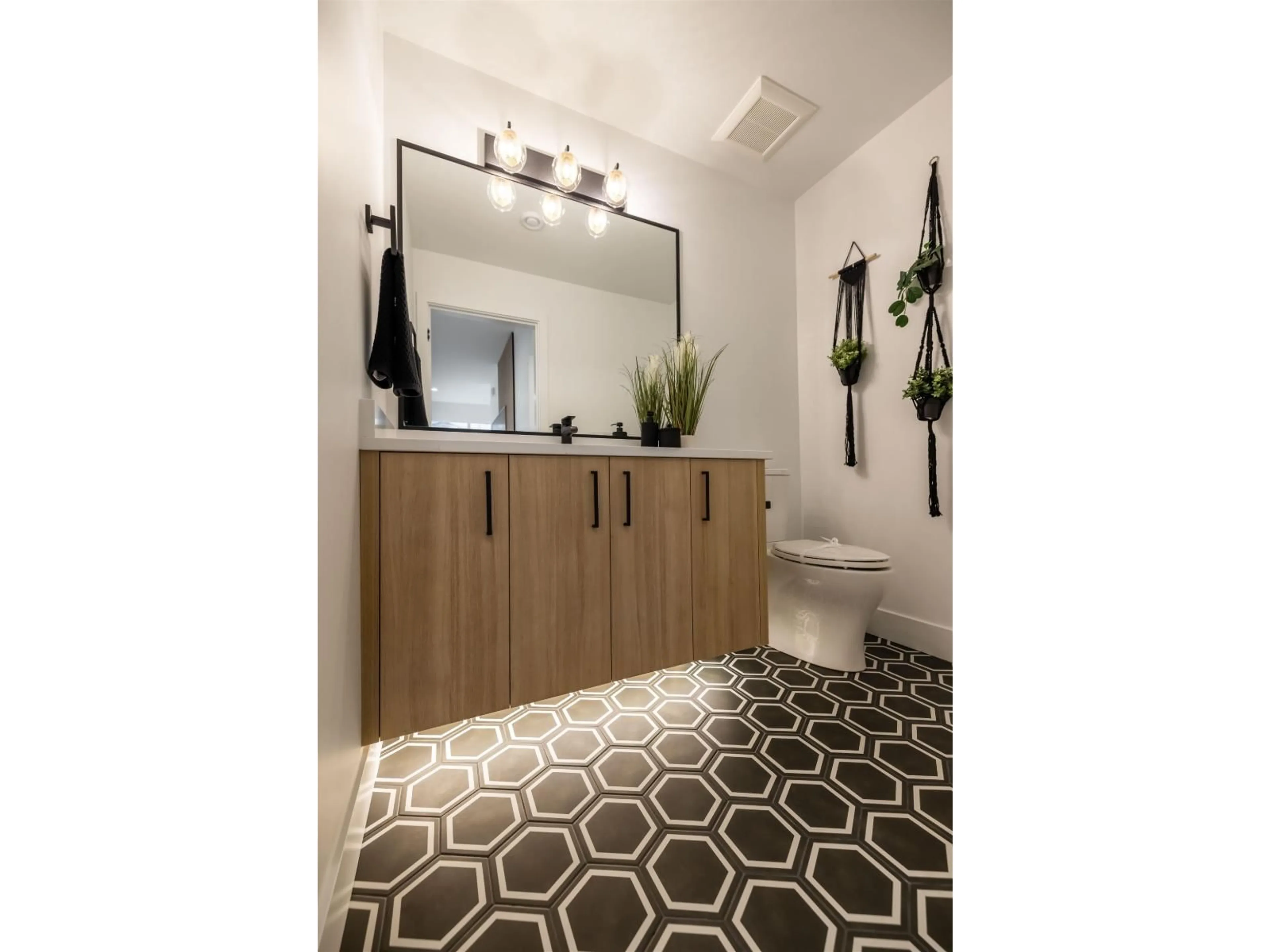 Contemporary bathroom, ceramic/tile floor for 38 - 17538 100, Surrey British Columbia V4N6X3