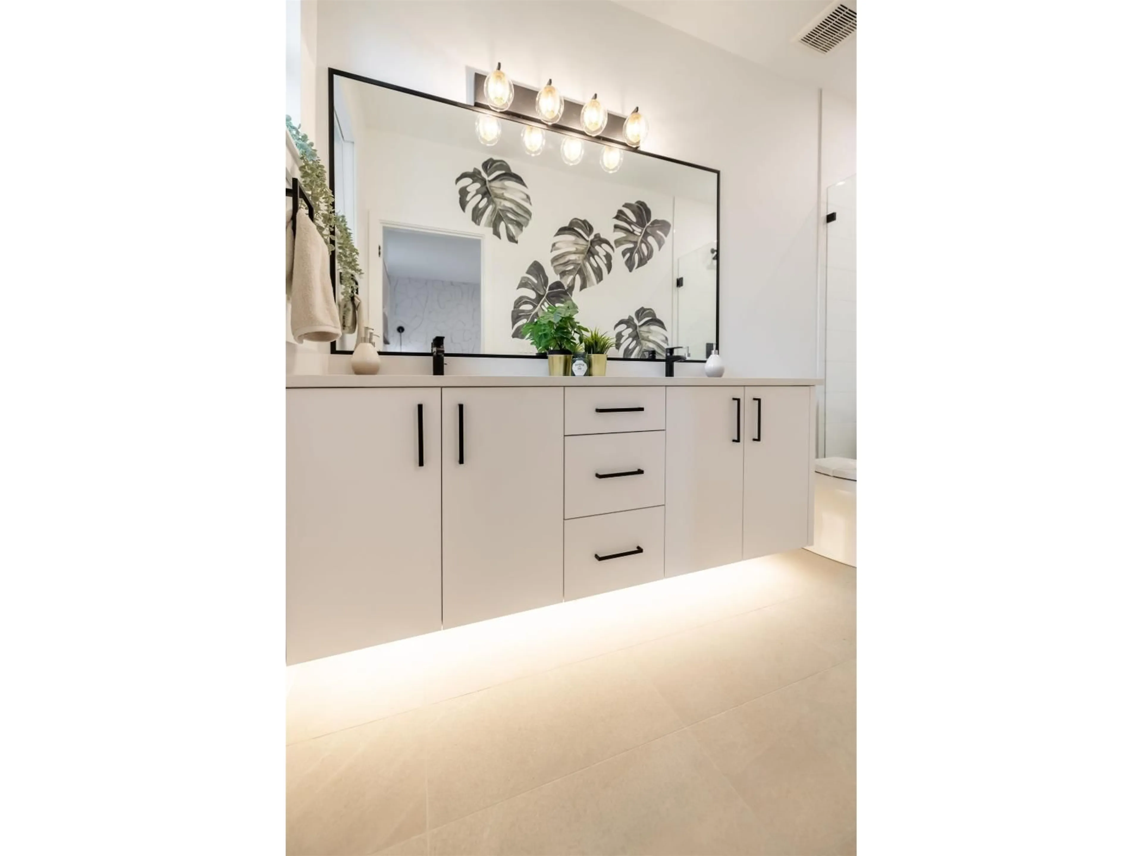 Contemporary bathroom, ceramic/tile floor for 38 - 17538 100, Surrey British Columbia V4N6X3