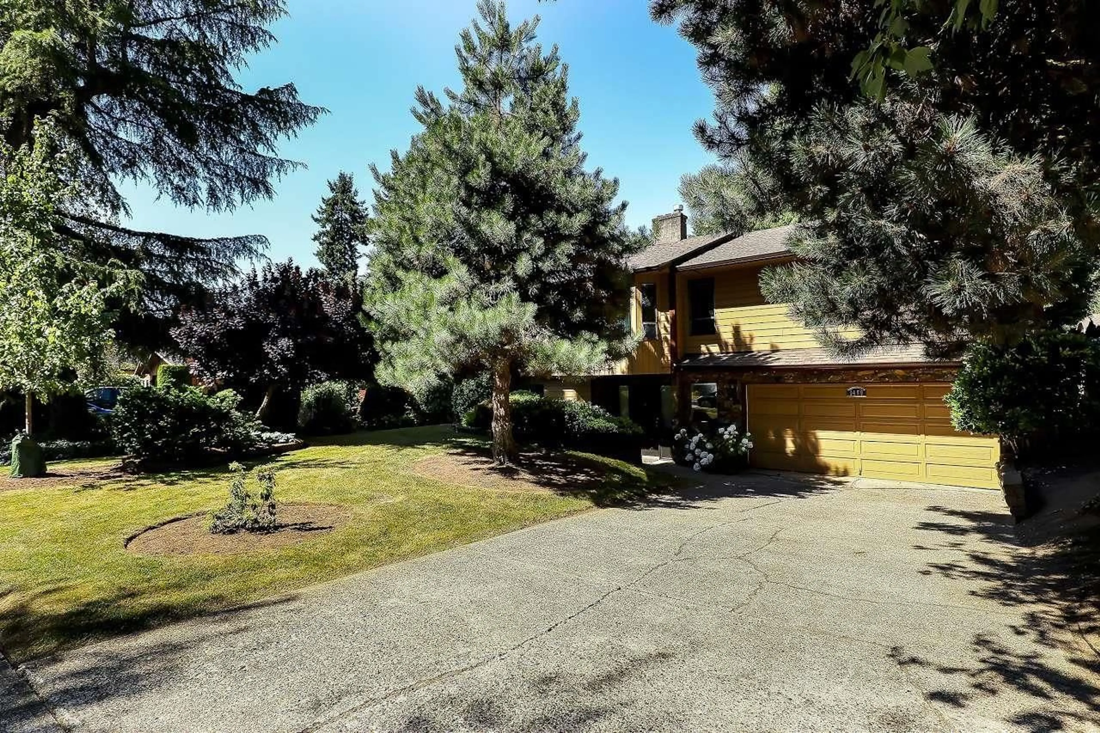 A pic from outside/outdoor area/front of a property/back of a property/a pic from drone, street for 9469 148A, Surrey British Columbia V3R8E2