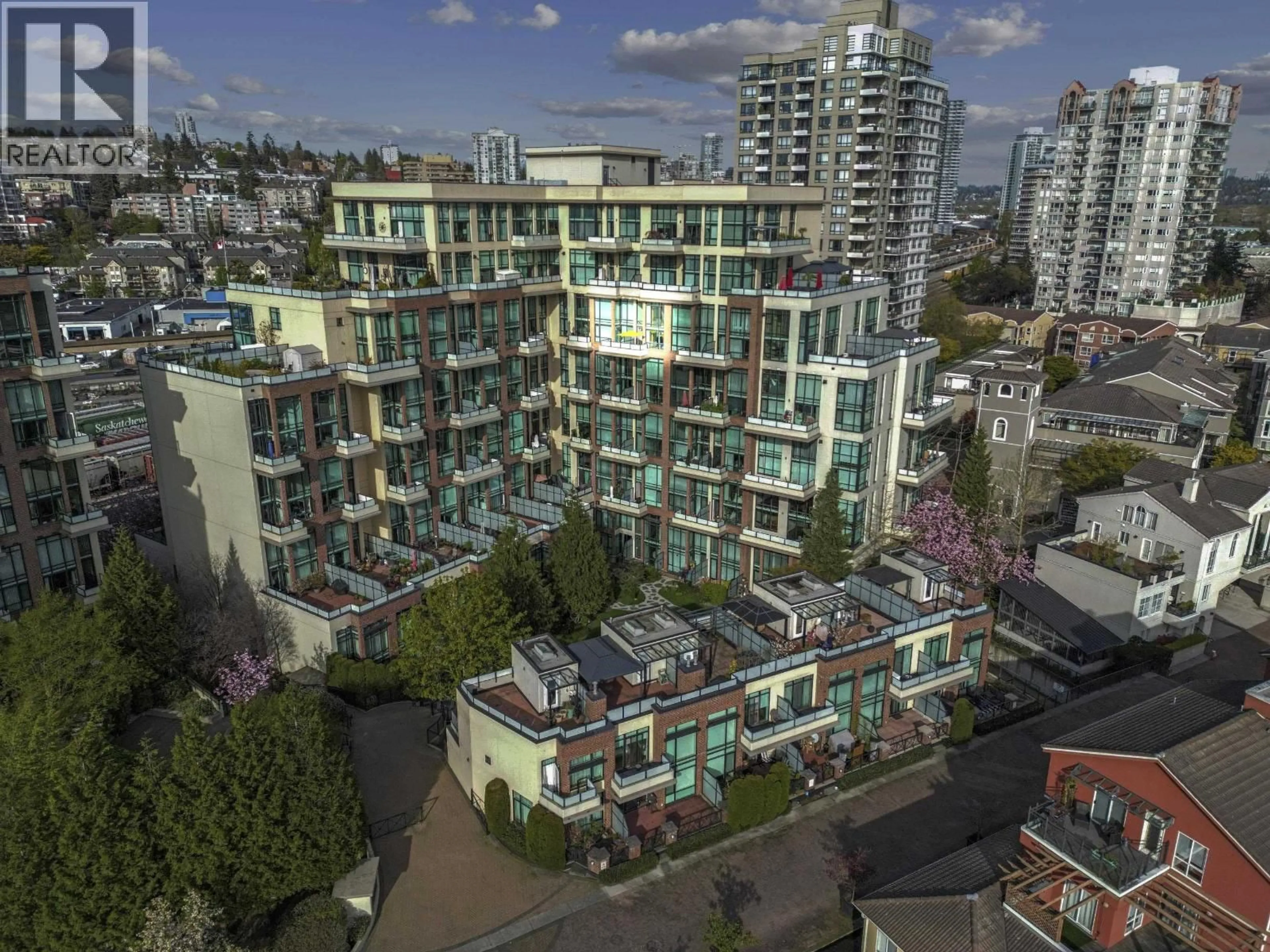 A pic from outside/outdoor area/front of a property/back of a property/a pic from drone, city buildings view from balcony for 508 - 10 RENAISSANCE SQUARE, New Westminster British Columbia V3M7B1