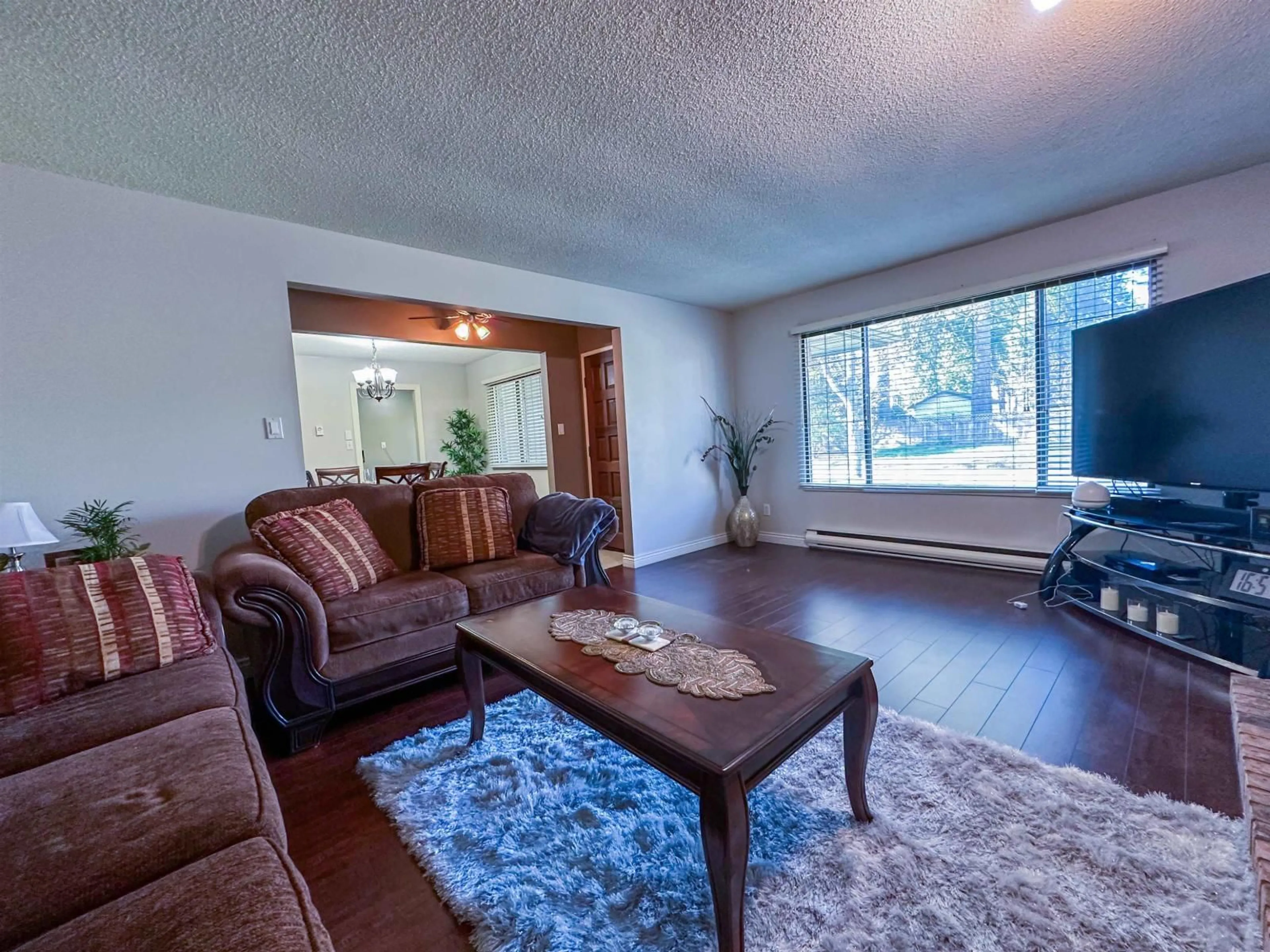 Living room with furniture, wood/laminate floor for 15324 22, Surrey British Columbia V4A5Y8