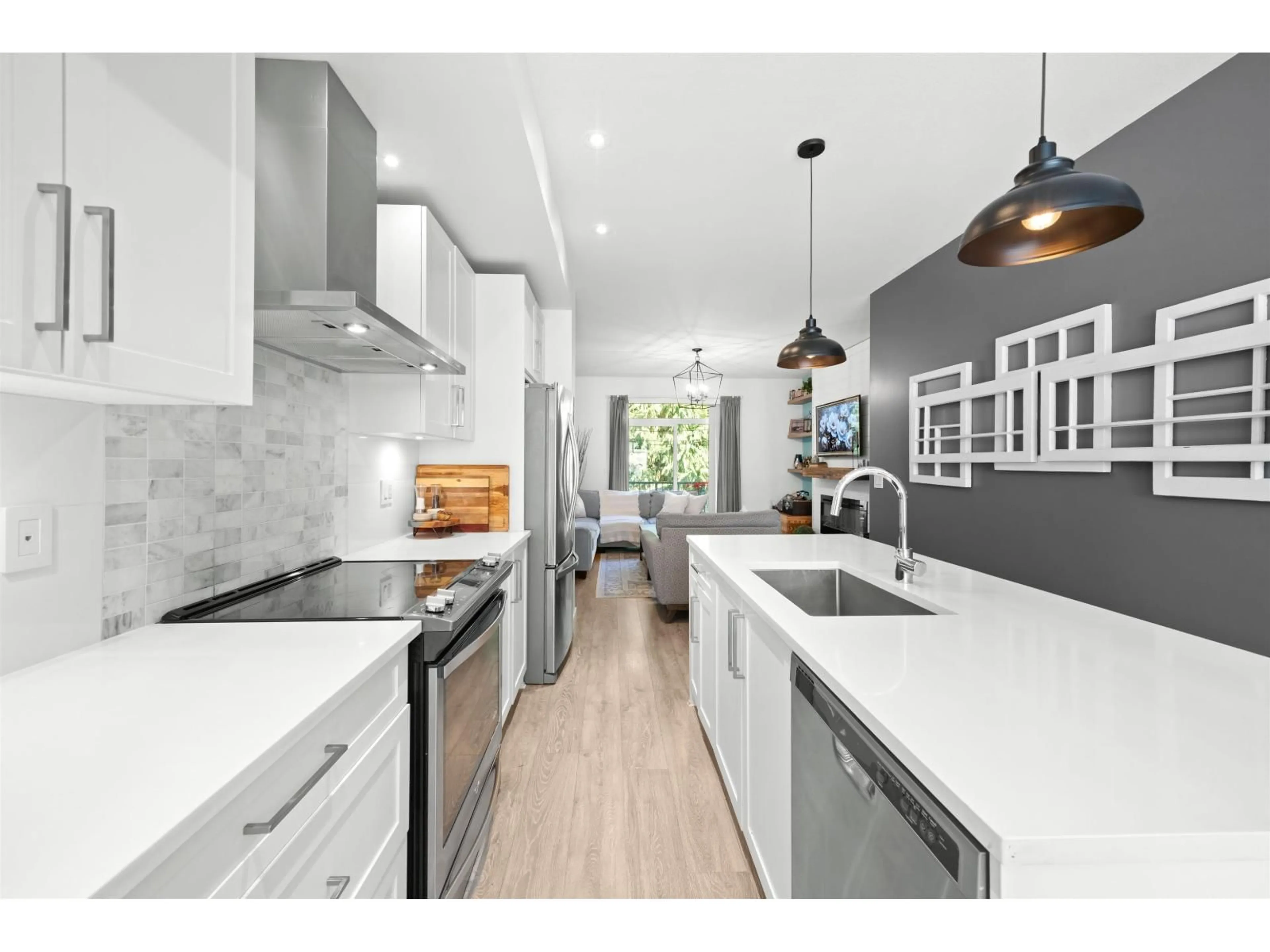 Open concept kitchen, ceramic/tile floor for 11 - 2550 156, Surrey British Columbia V4P1C8