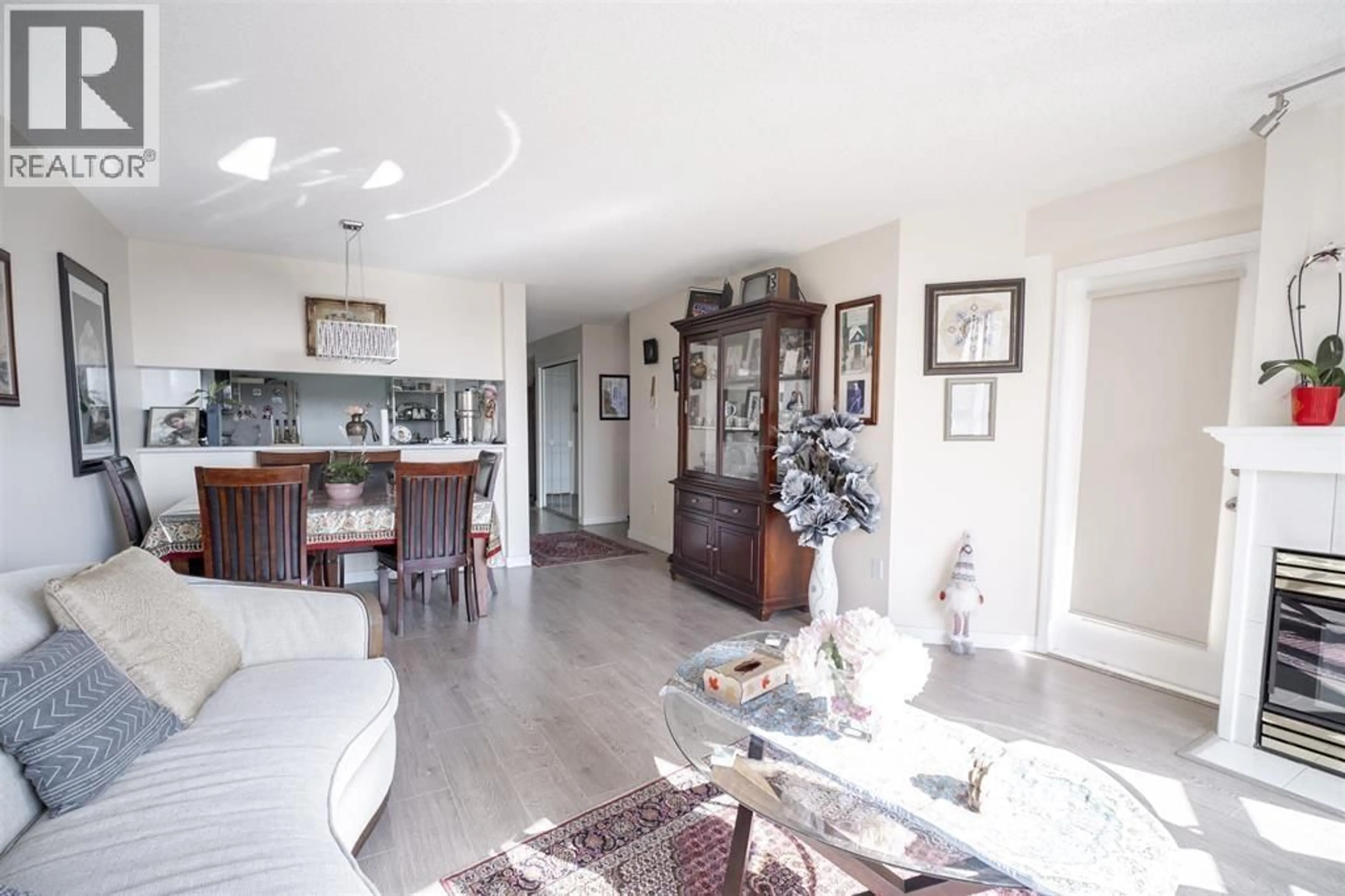 Living room with furniture, unknown for 605 - 1190 PIPELINE ROAD, Coquitlam British Columbia V3B7T9