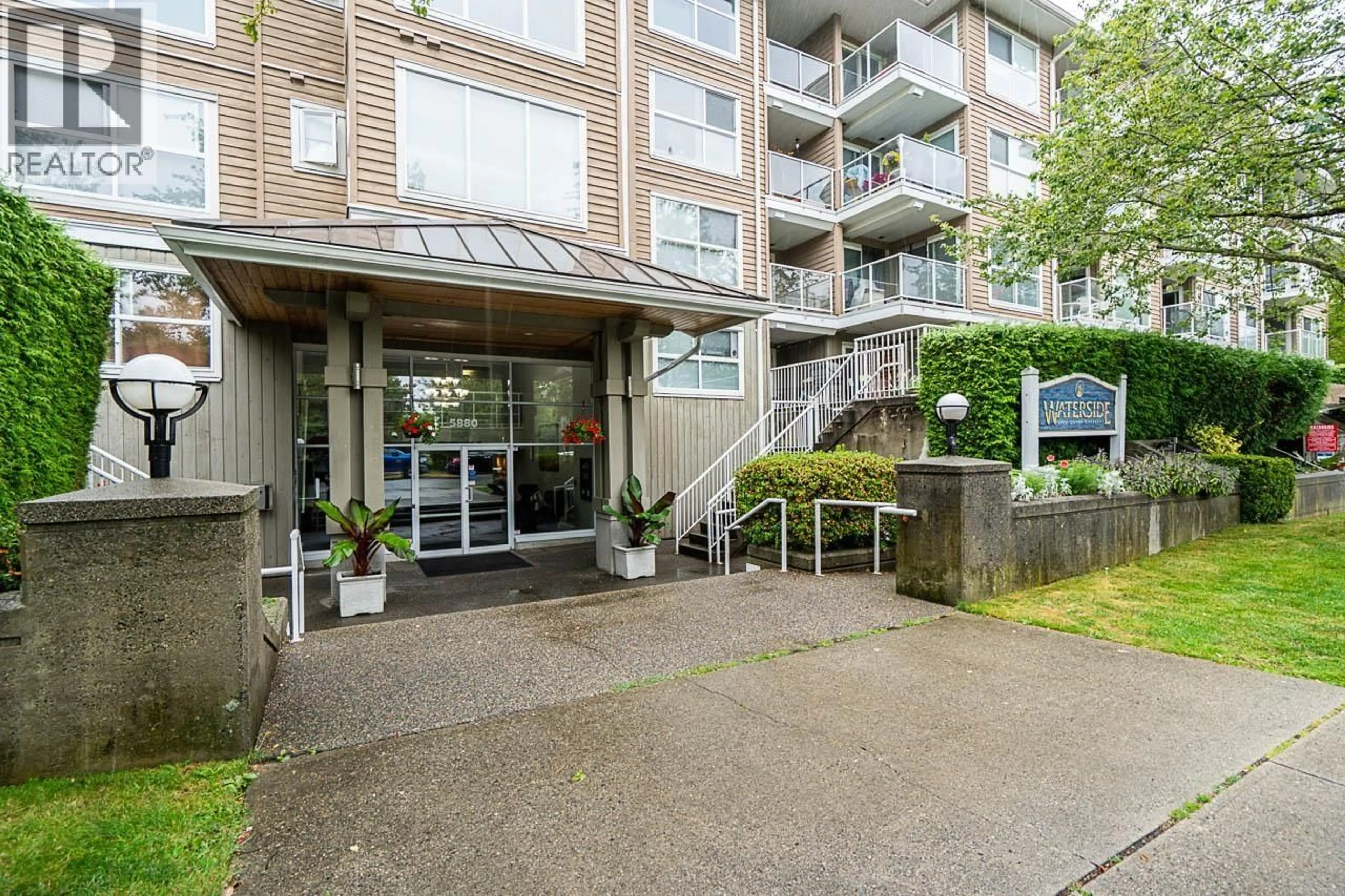 Indoor foyer for 209 - 5880 DOVER CRESCENT, Richmond British Columbia V7C5P5