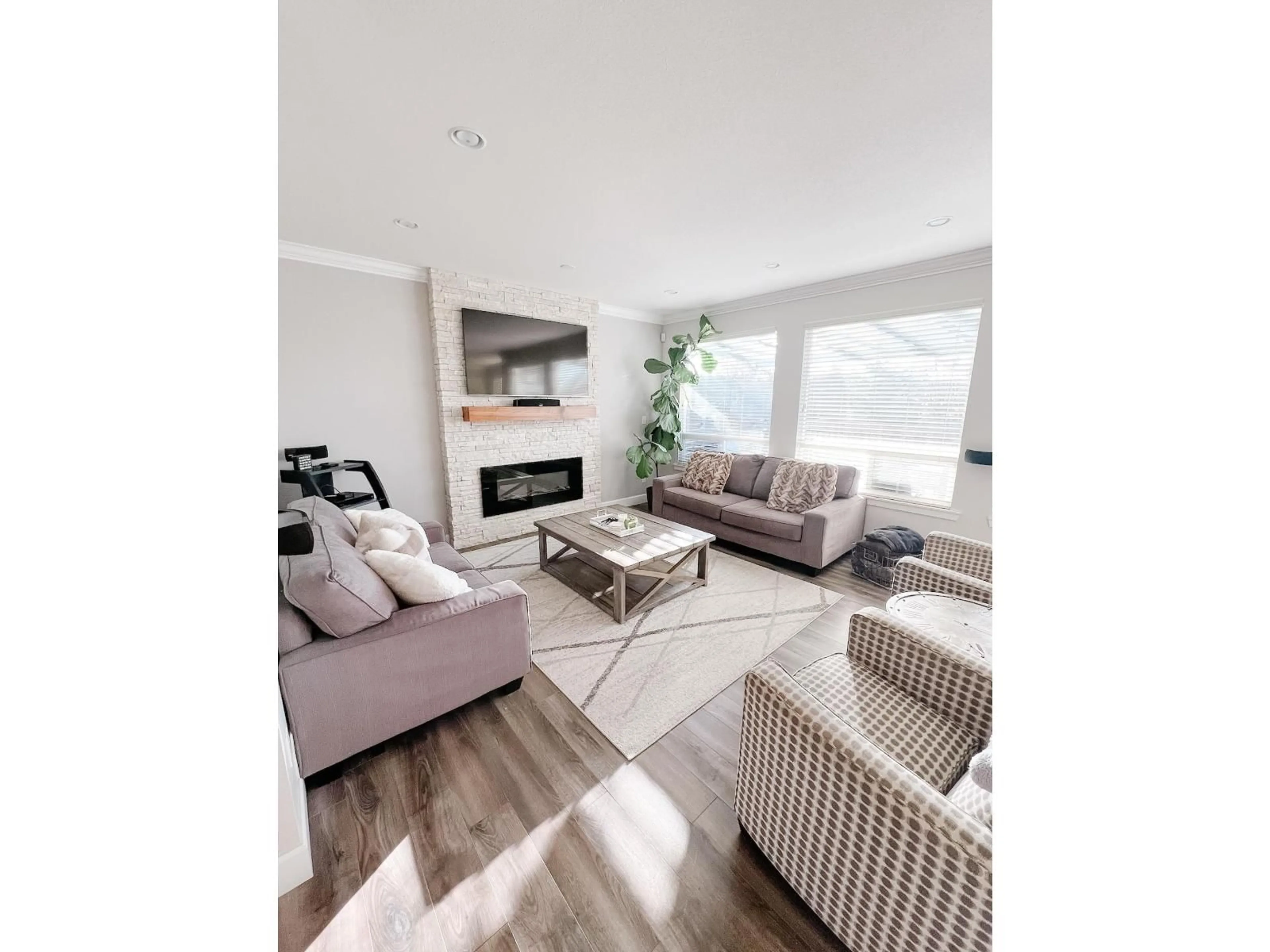 Living room with furniture, wood/laminate floor for 20118 71A, Langley British Columbia V2Y3A1