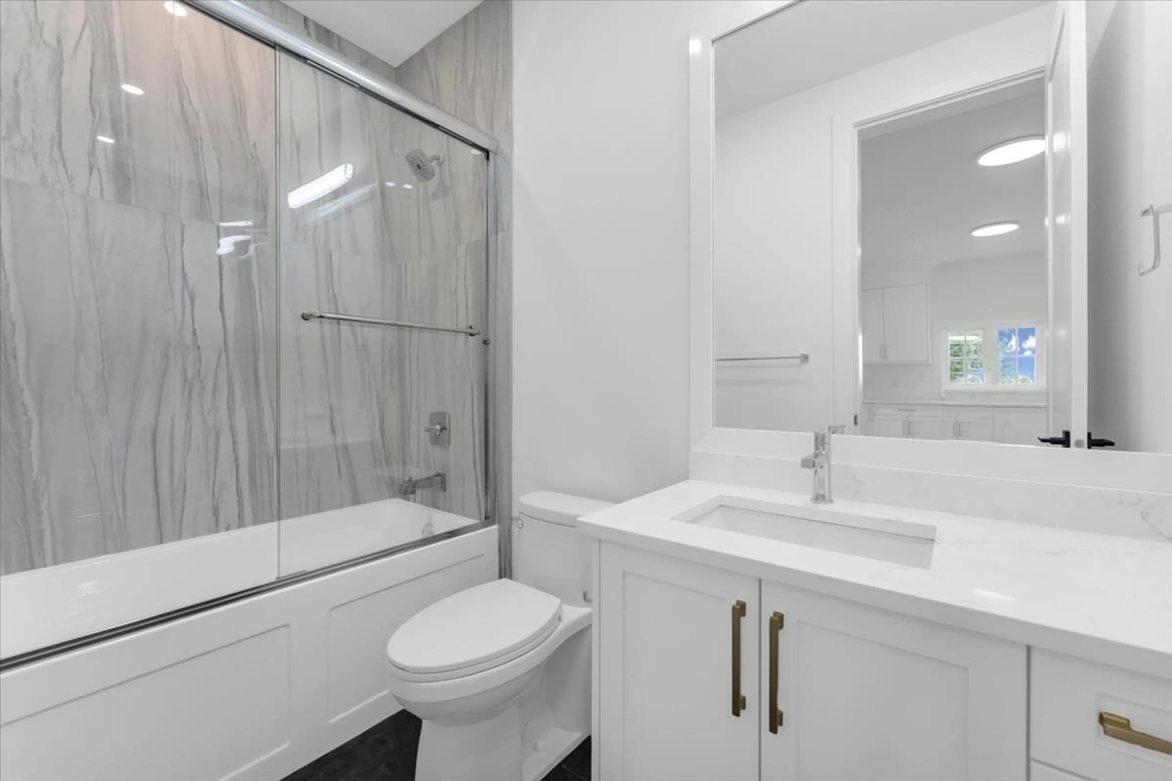 Standard bathroom, ceramic/tile floor for 23820 OLD YALE, Langley British Columbia V2Z2K4