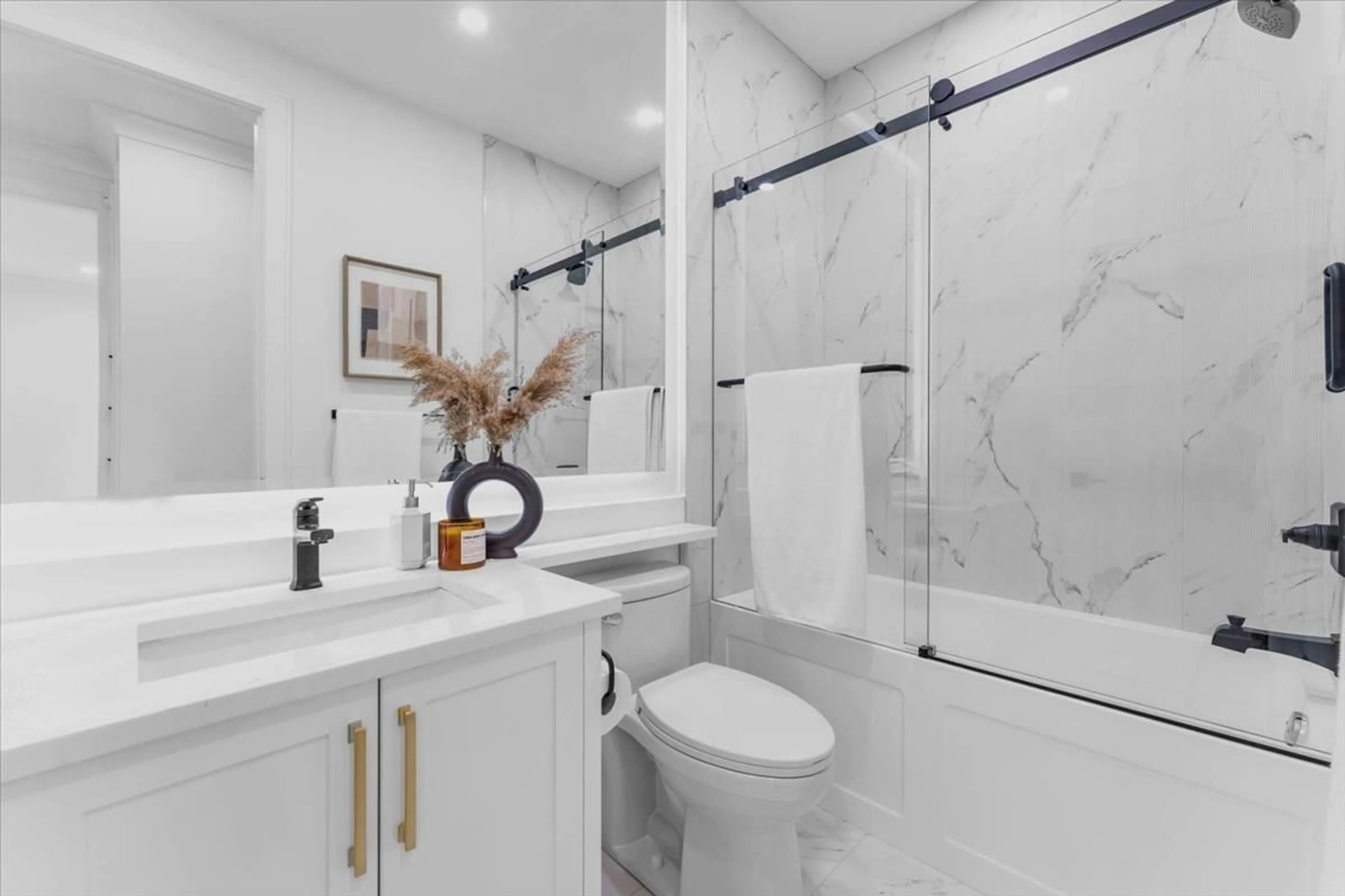 Standard bathroom, ceramic/tile floor for 23820 OLD YALE, Langley British Columbia V2Z2K4