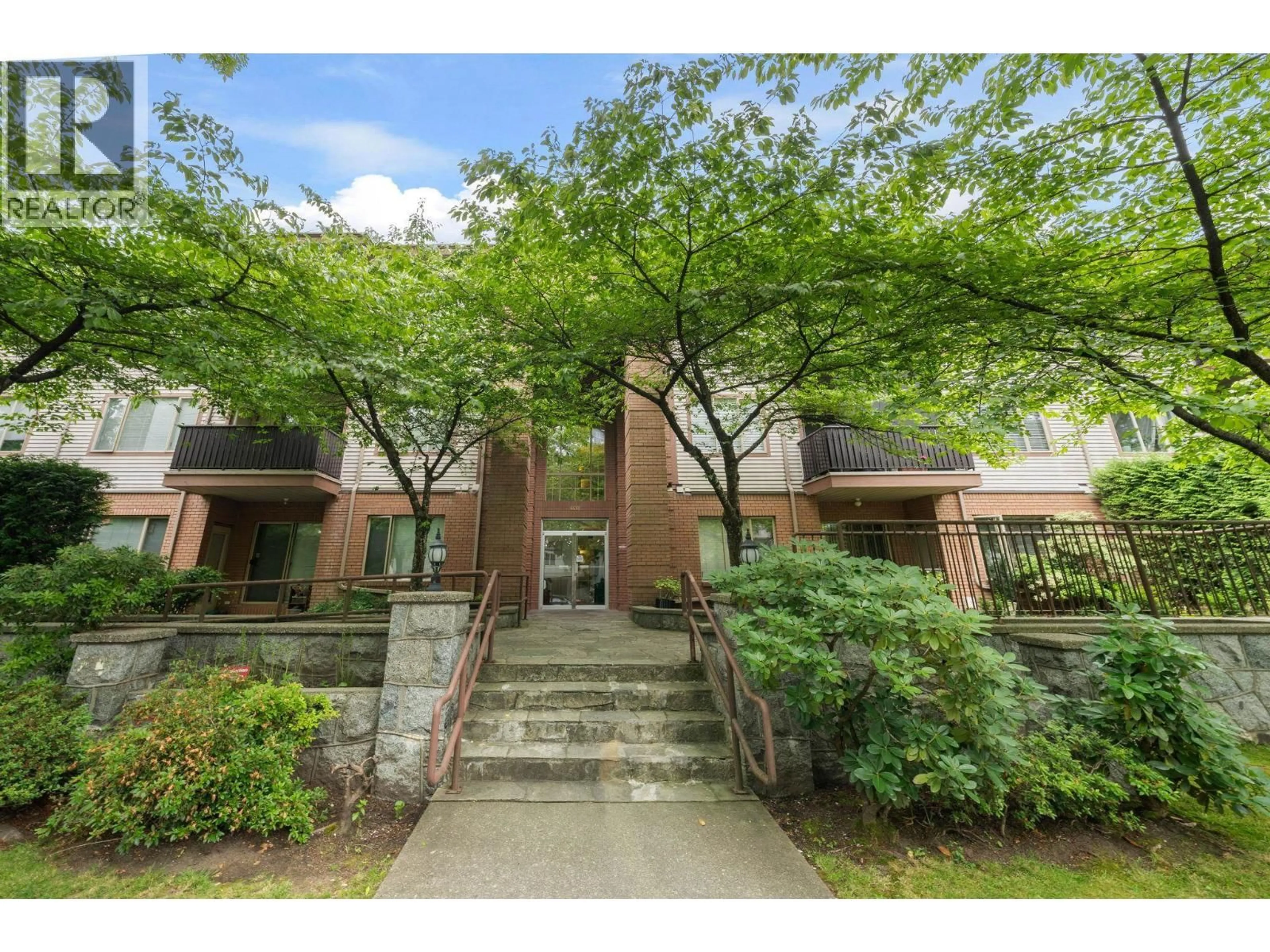 Indoor foyer for 105 - 6688 BURLINGTON AVENUE, Burnaby British Columbia V5H3M9