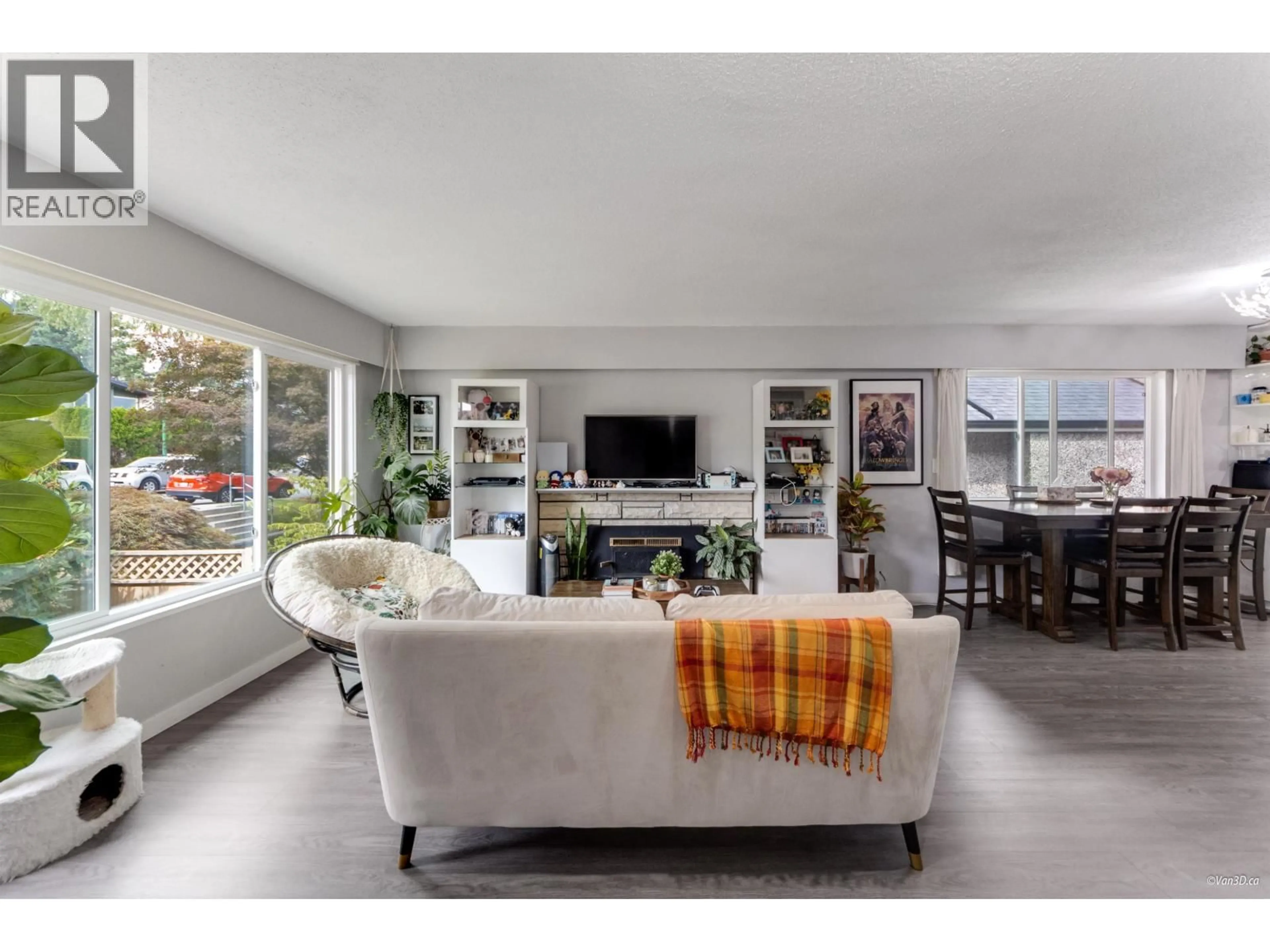 Living room with furniture, unknown for 10 STRATFORD AVENUE, Burnaby British Columbia V5B1K9