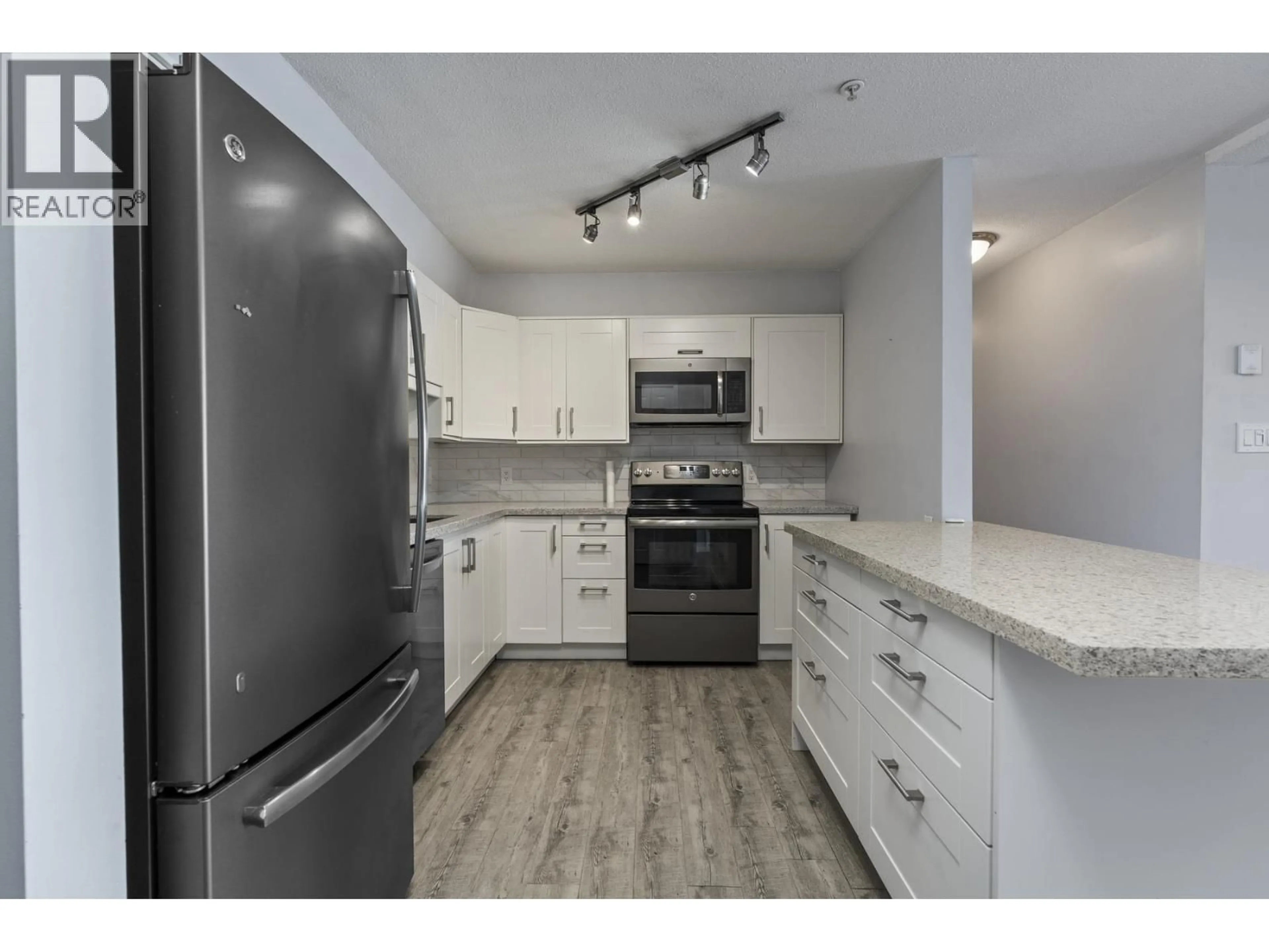 Standard kitchen, unknown for 1116 O'FLAHERTY GATE, Port Coquitlam British Columbia V3C6H2