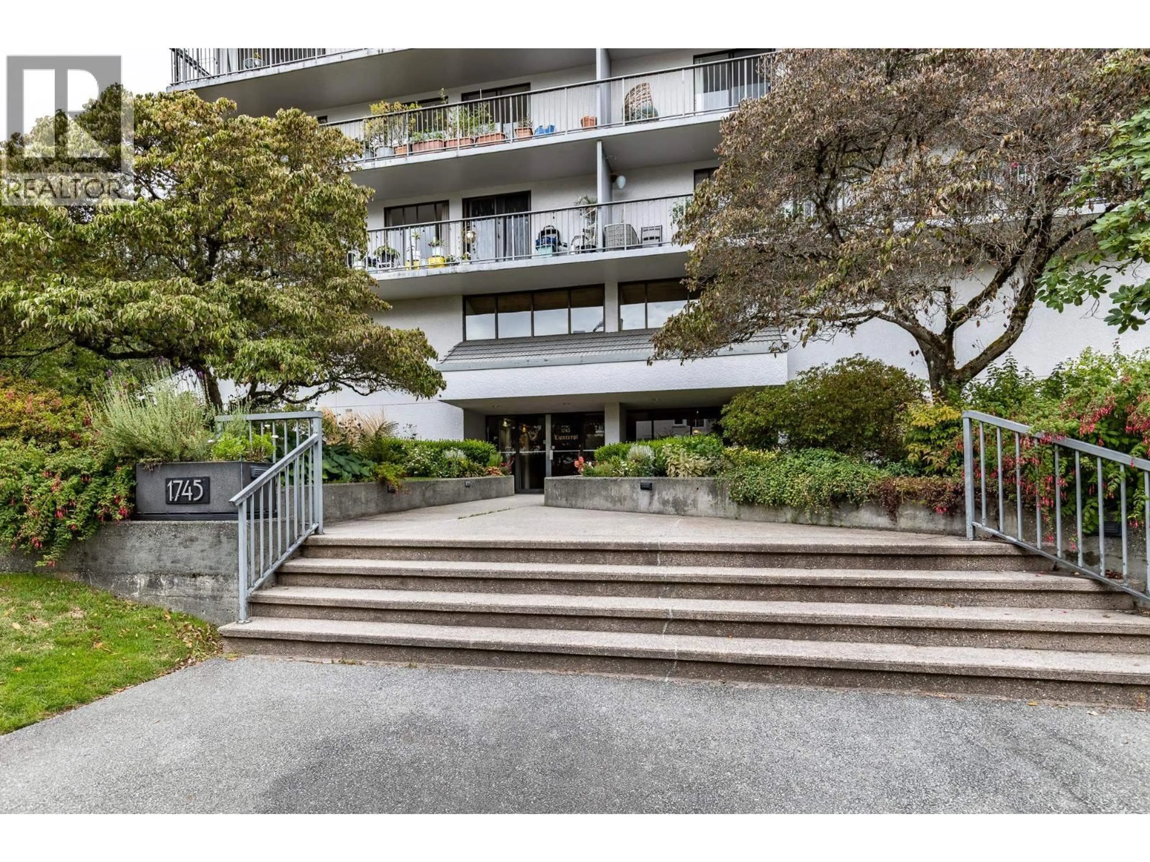 Indoor foyer for 803 - 1745 ESQUIMALT AVENUE, West Vancouver British Columbia V7V1R7