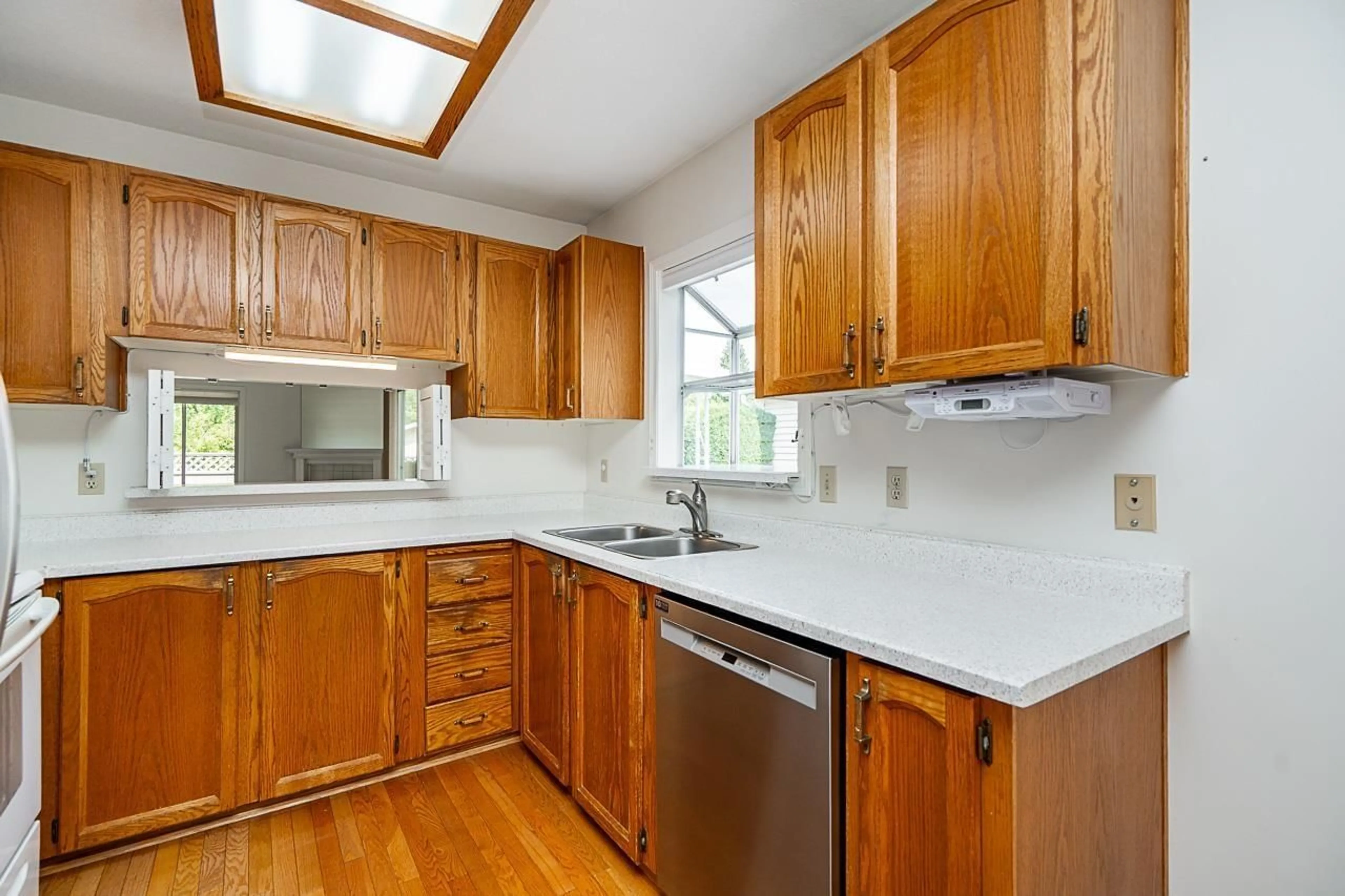 Standard kitchen, wood/laminate floor for 81 - 1400 164, Surrey British Columbia V4A8V9