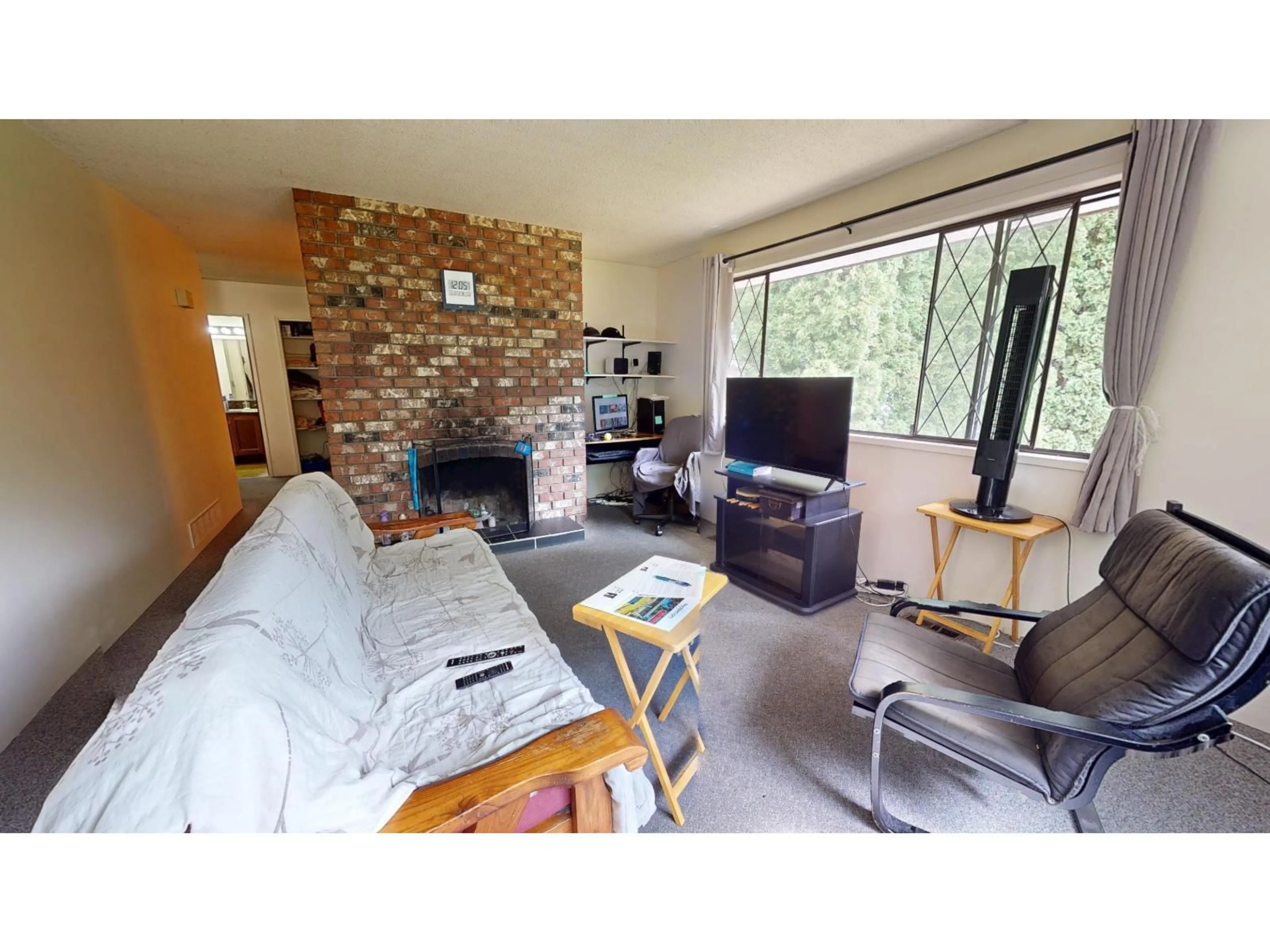 Living room with furniture, wood/laminate floor for 2751 153A, Surrey British Columbia V4P1C1