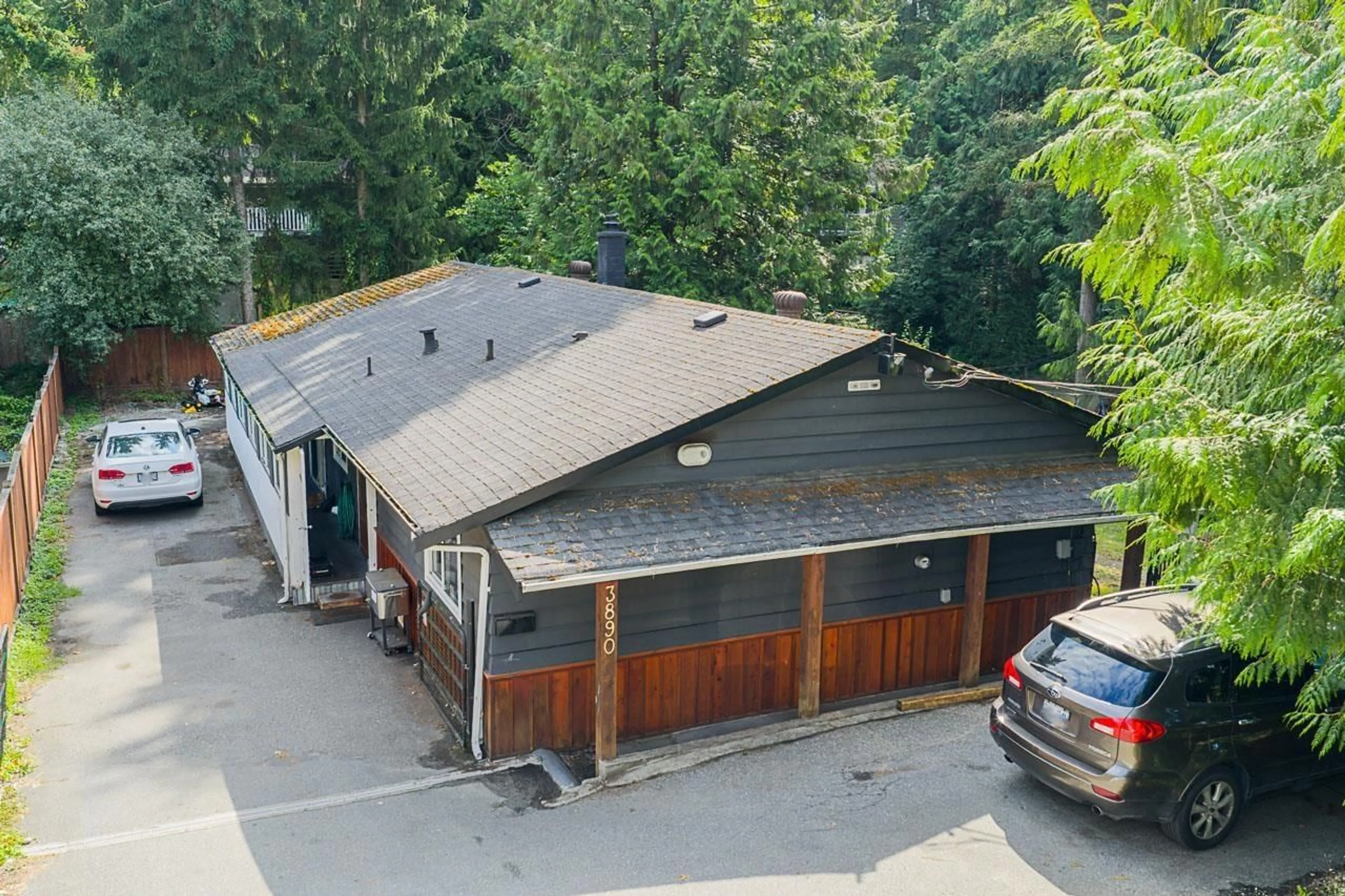 A pic from outside/outdoor area/front of a property/back of a property/a pic from drone, unknown for 3890 200, Langley British Columbia V3A1K5