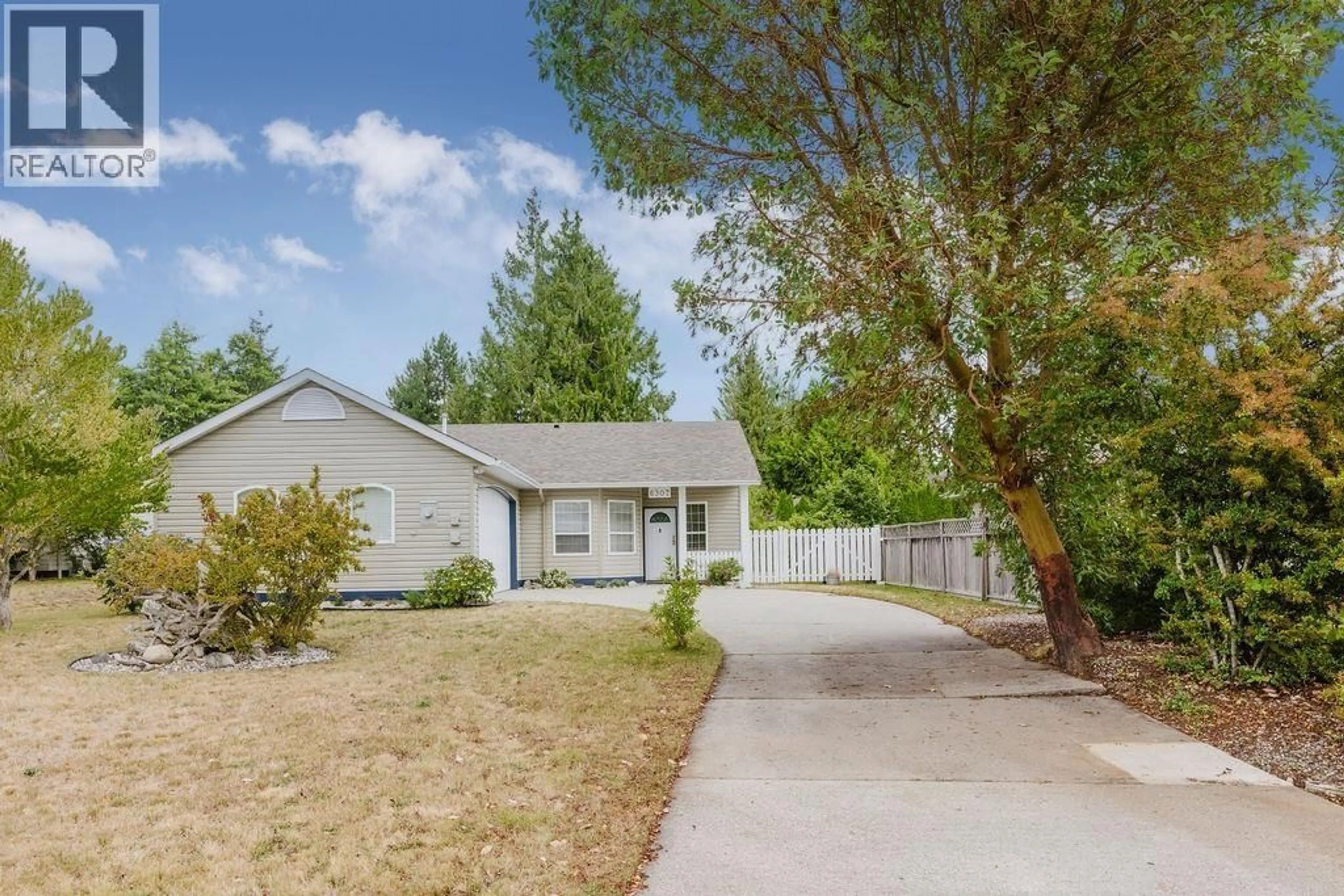 Home with vinyl exterior material, street for 6307 HOMESTEAD AVENUE, Sechelt British Columbia V7Z0M6