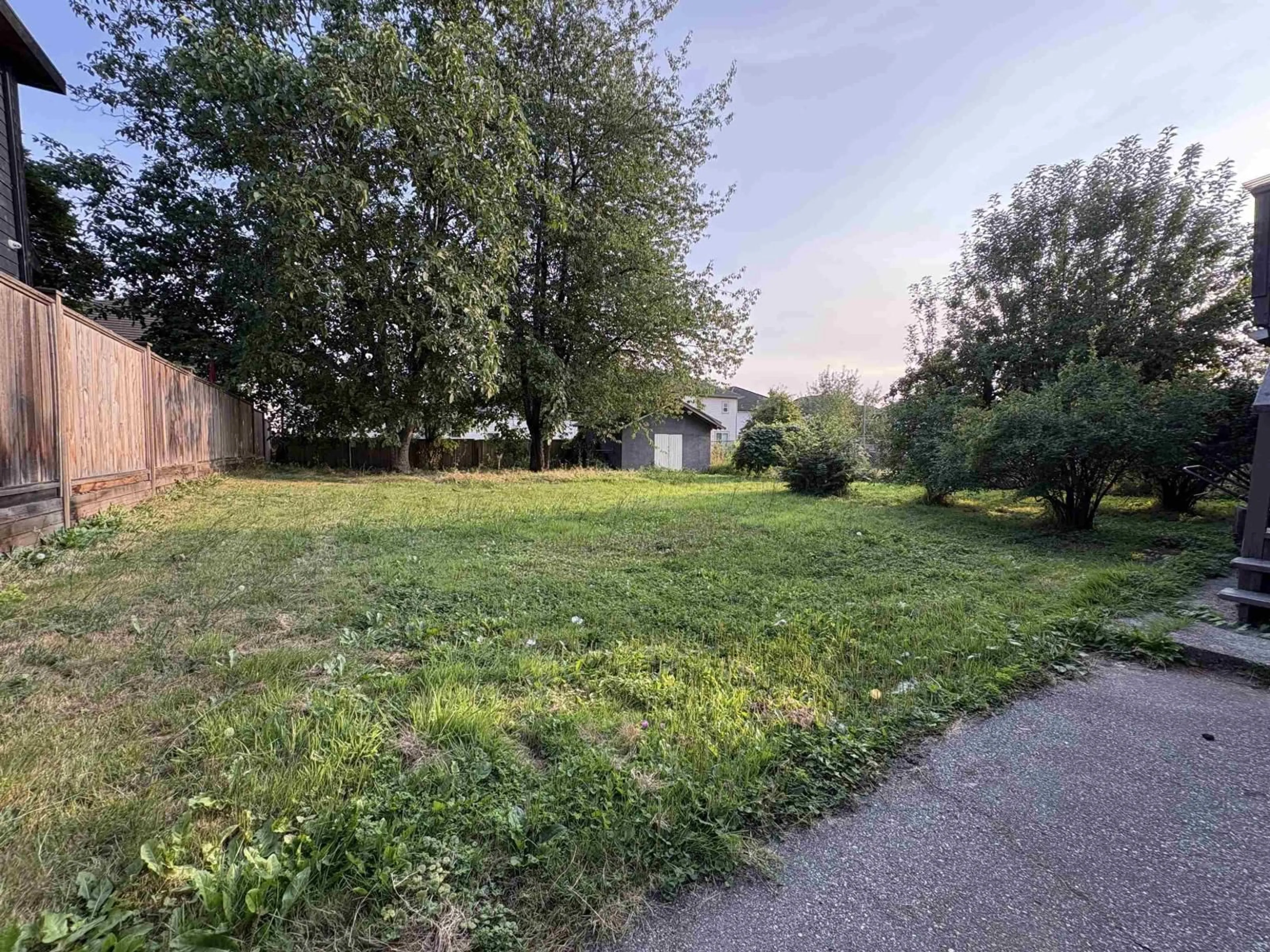 A pic from outside/outdoor area/front of a property/back of a property/a pic from drone, unknown for 13442 98A, Surrey British Columbia V3T1C8