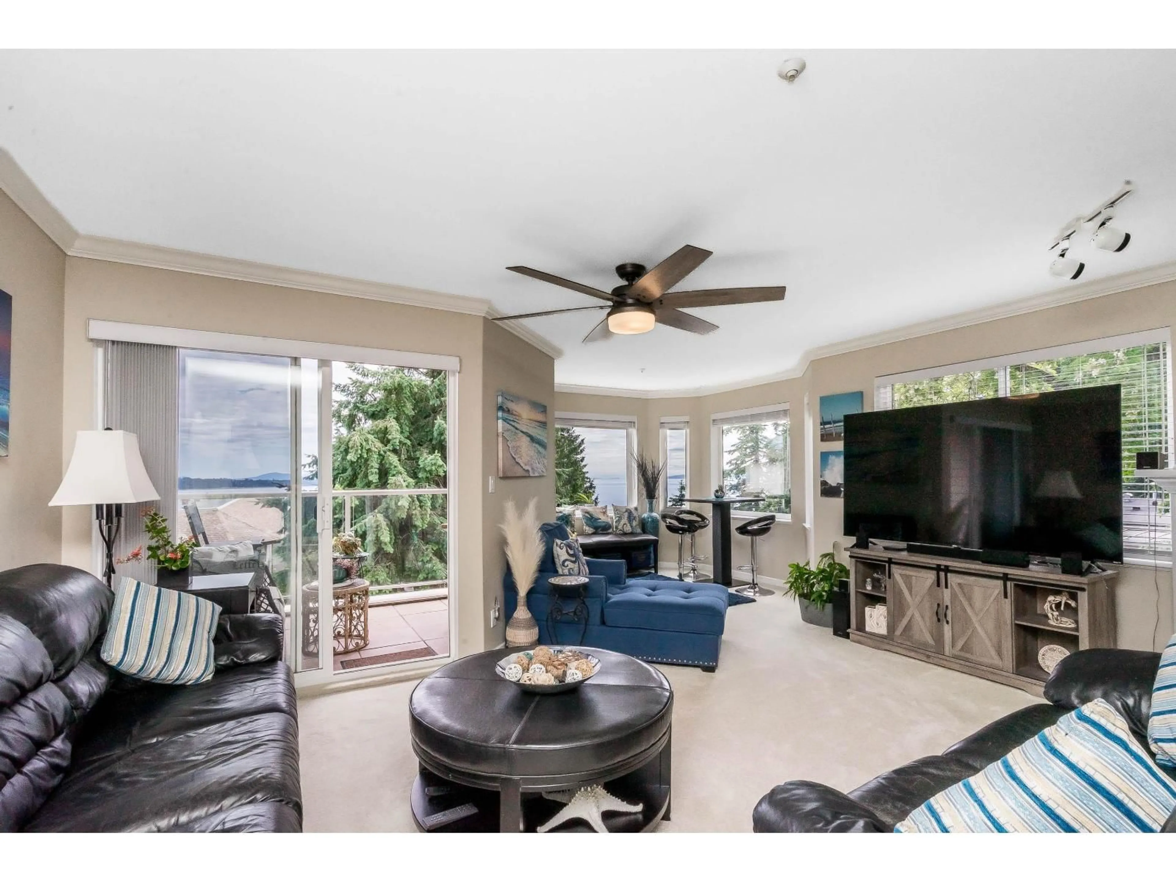 Living room with furniture, ceramic/tile floor for 201 - 14934 THRIFT, White Rock British Columbia V4B2J9