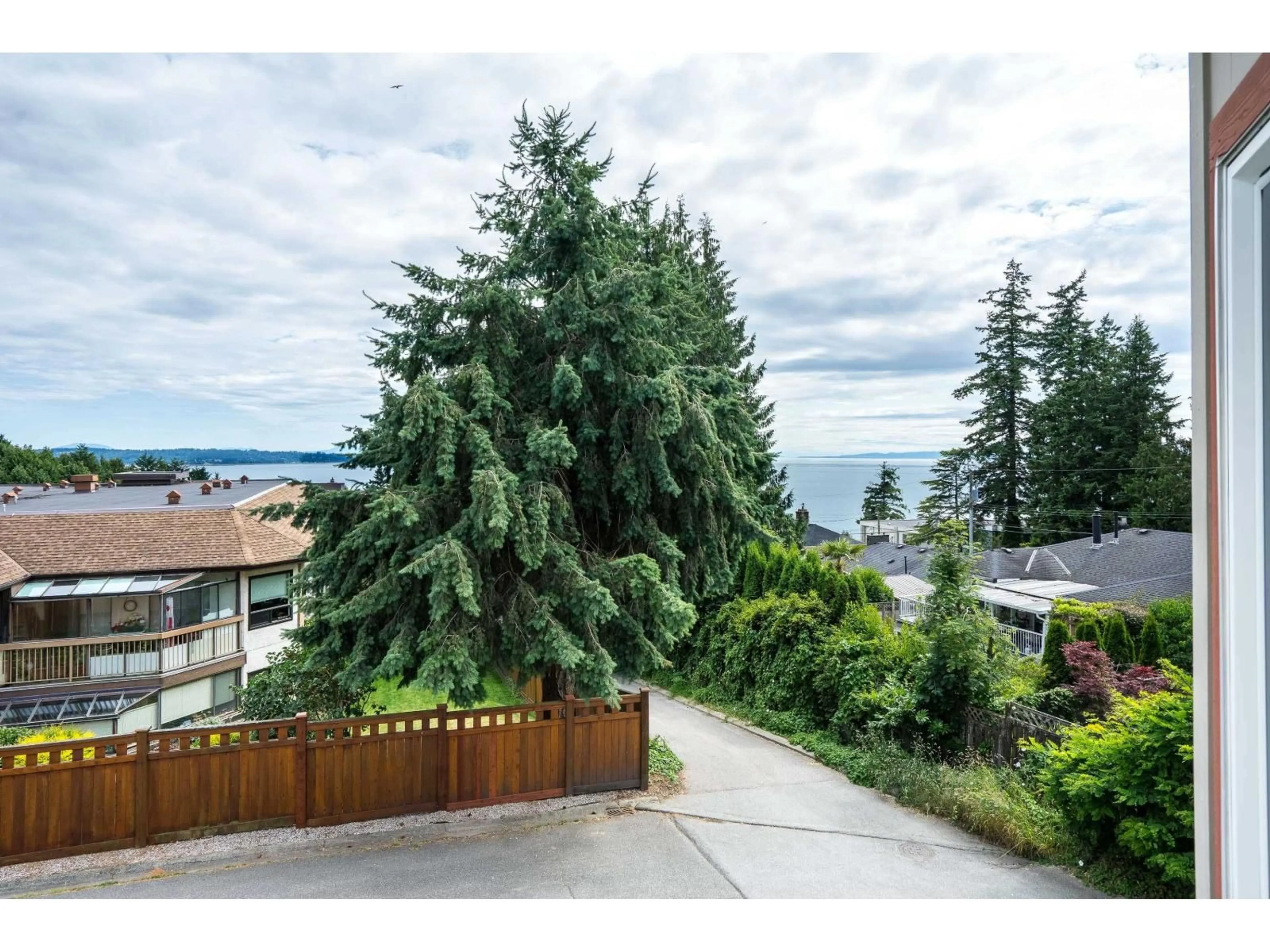 A pic from outside/outdoor area/front of a property/back of a property/a pic from drone, water/lake/river/ocean view for 201 - 14934 THRIFT, White Rock British Columbia V4B2J9