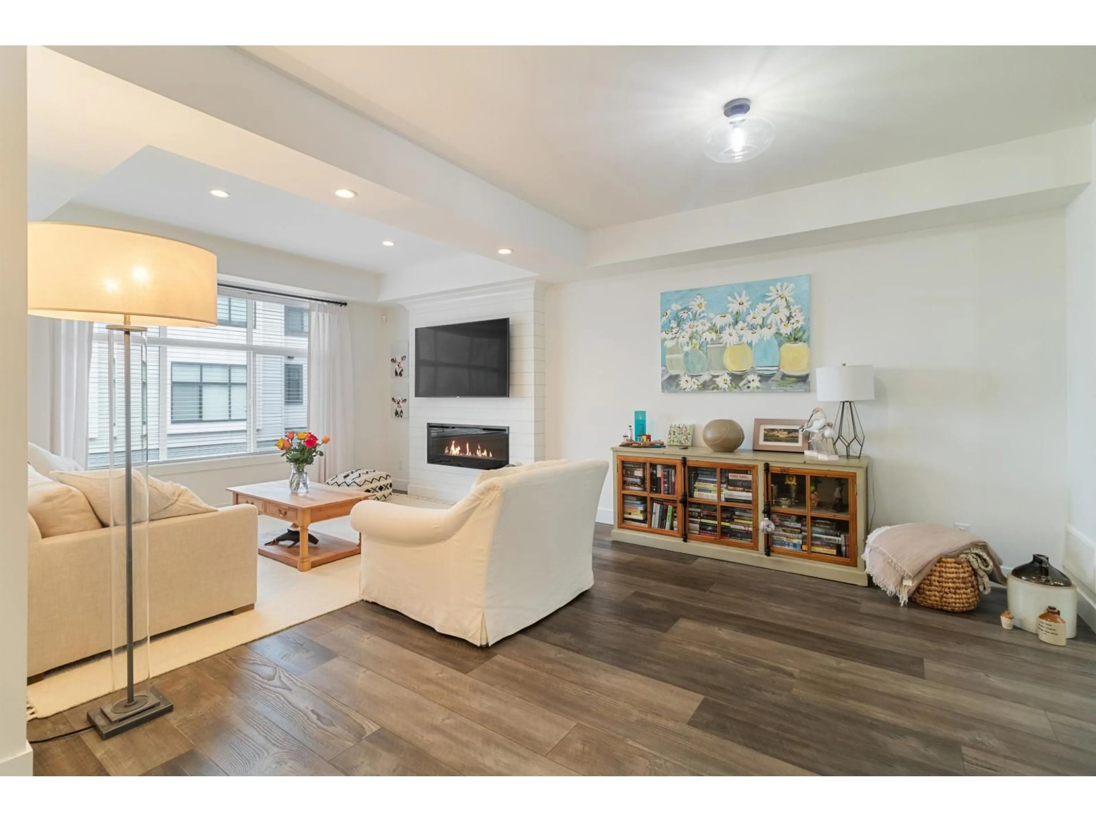 Living room with furniture, wood/laminate floor for 7 - 35810 MCKEE, Abbotsford British Columbia V3G0H9