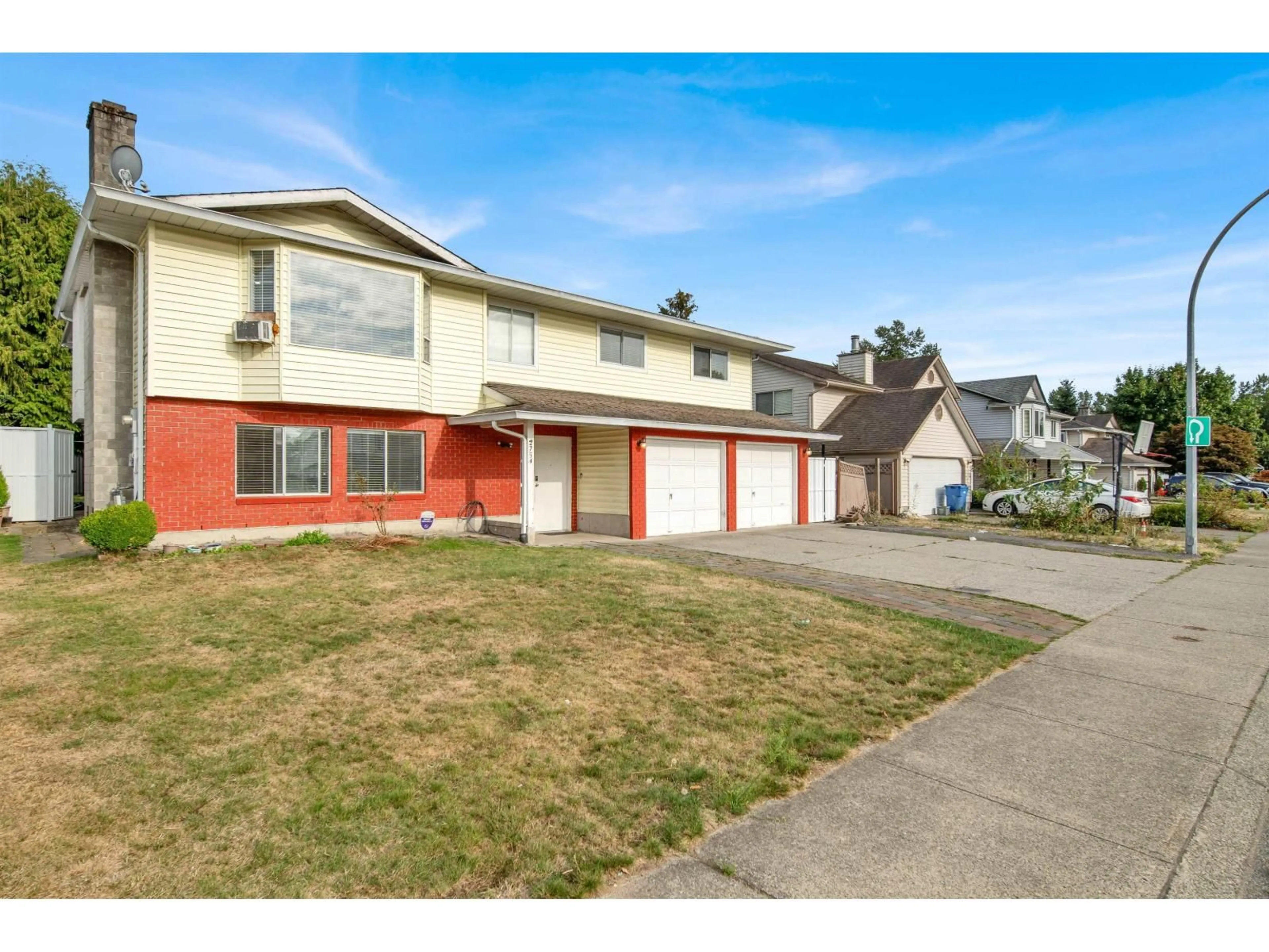 A pic from outside/outdoor area/front of a property/back of a property/a pic from drone, street for 2754 DEHAVILLAND, Abbotsford British Columbia V2T5L3
