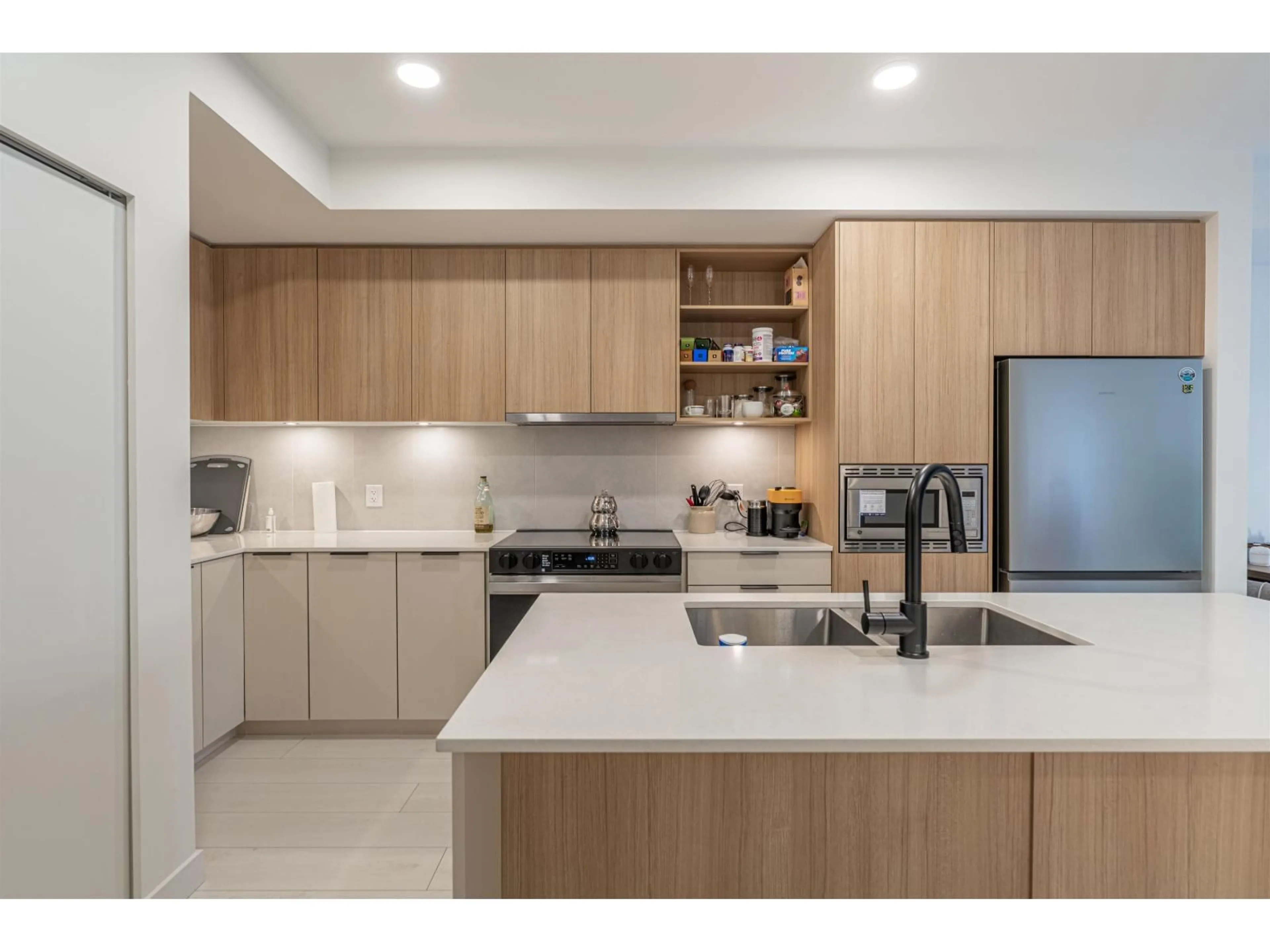Standard kitchen, unknown for 513 - 13439 94A AVENUE, Surrey British Columbia V3V0G9
