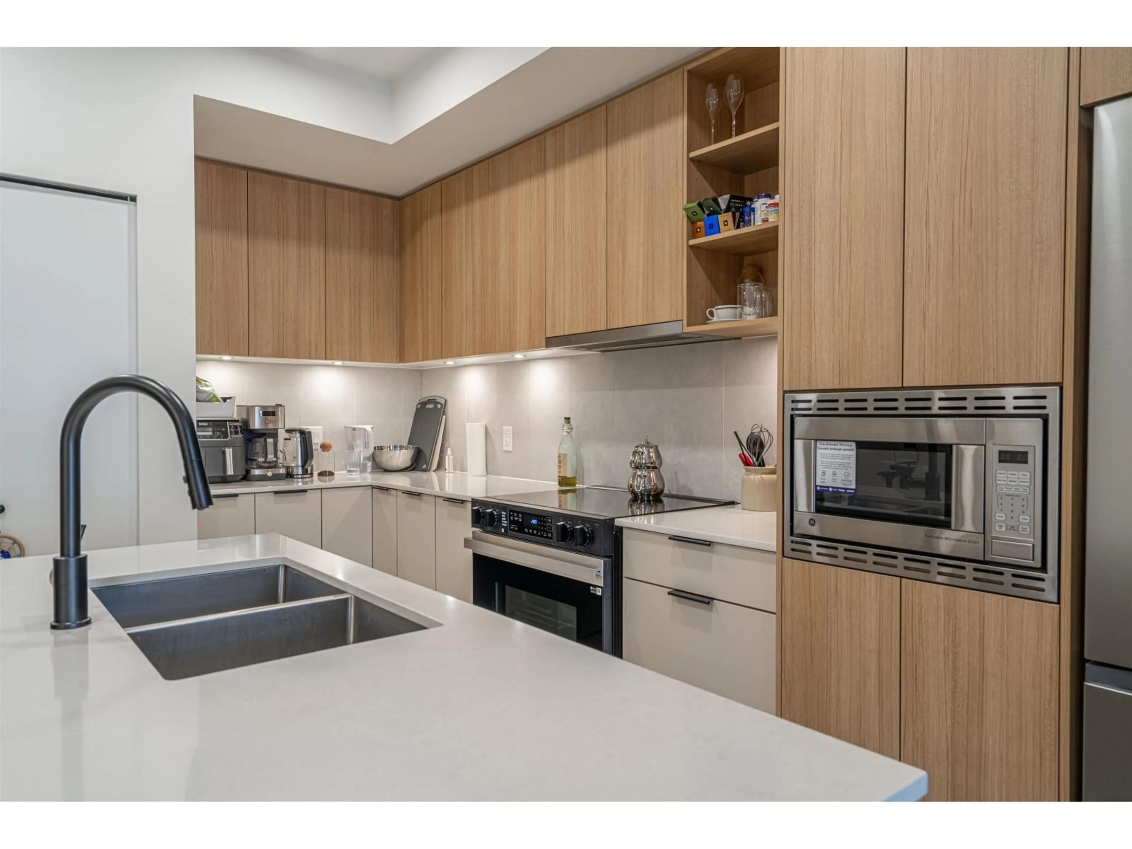 Standard kitchen, unknown for 513 - 13439 94A AVENUE, Surrey British Columbia V3V0G9