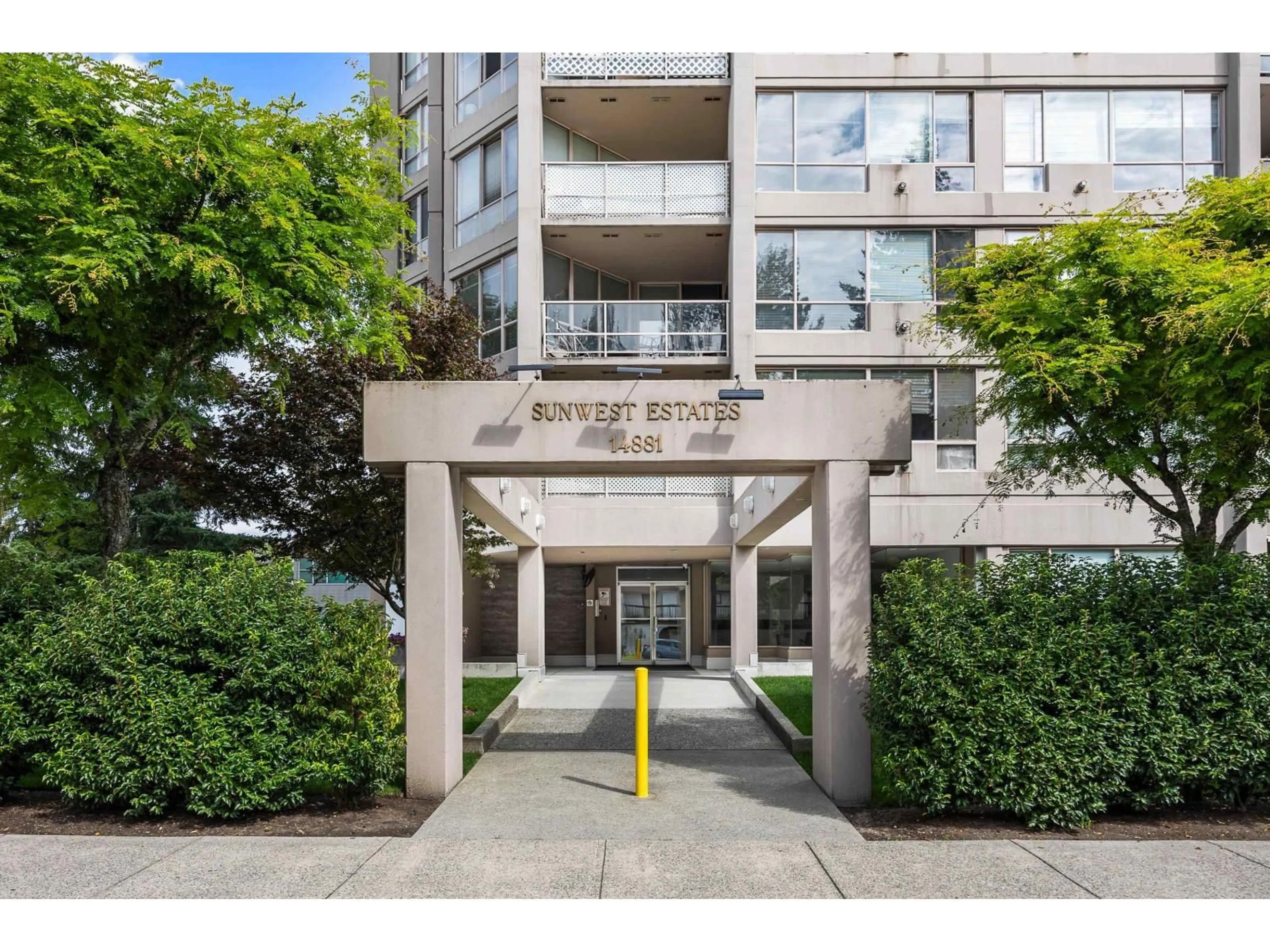 Indoor foyer for 1306 - 14881 103A, Surrey British Columbia V3R0M5