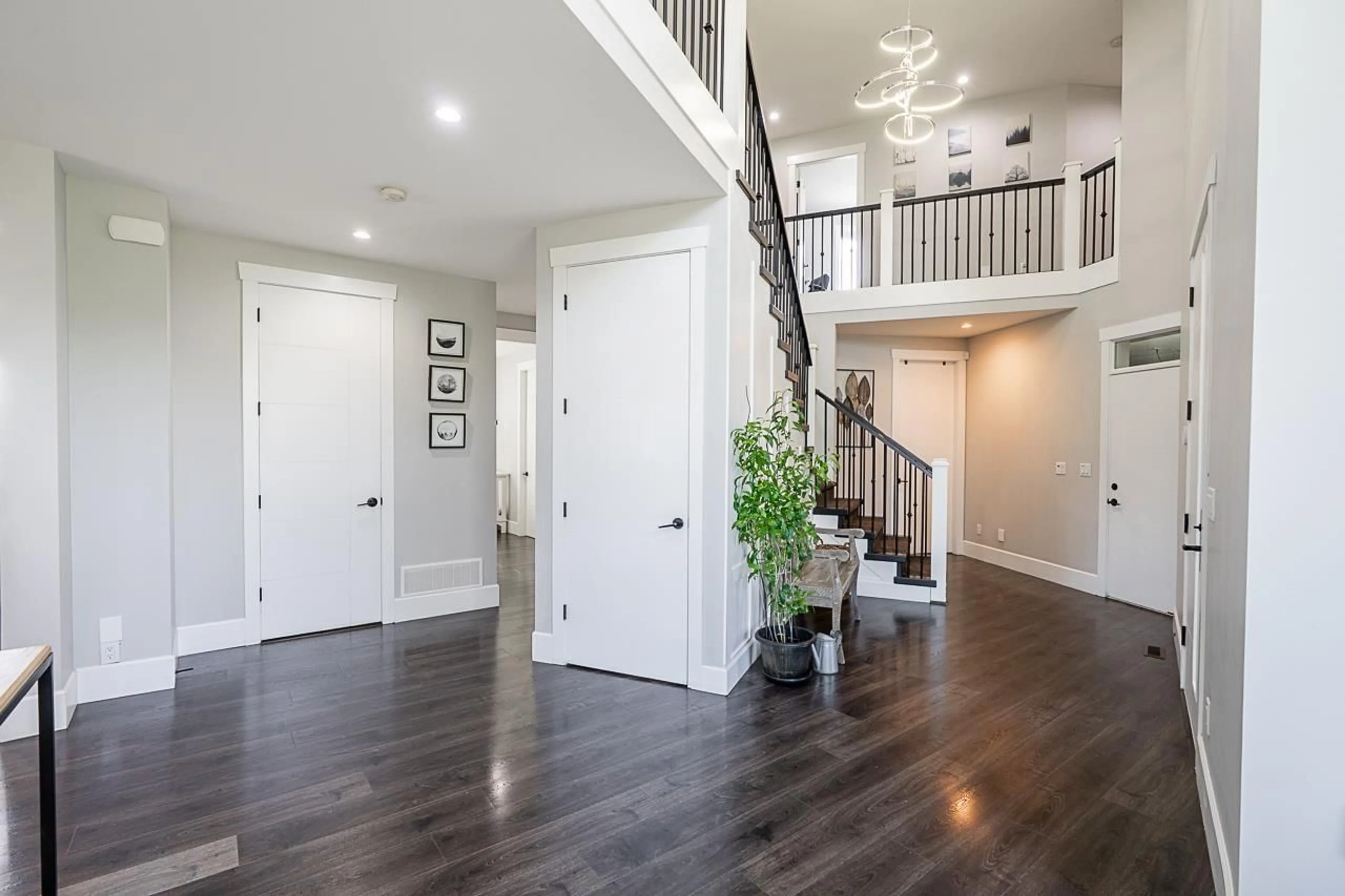 Indoor entryway for 27562 48, Langley British Columbia V4W0A3