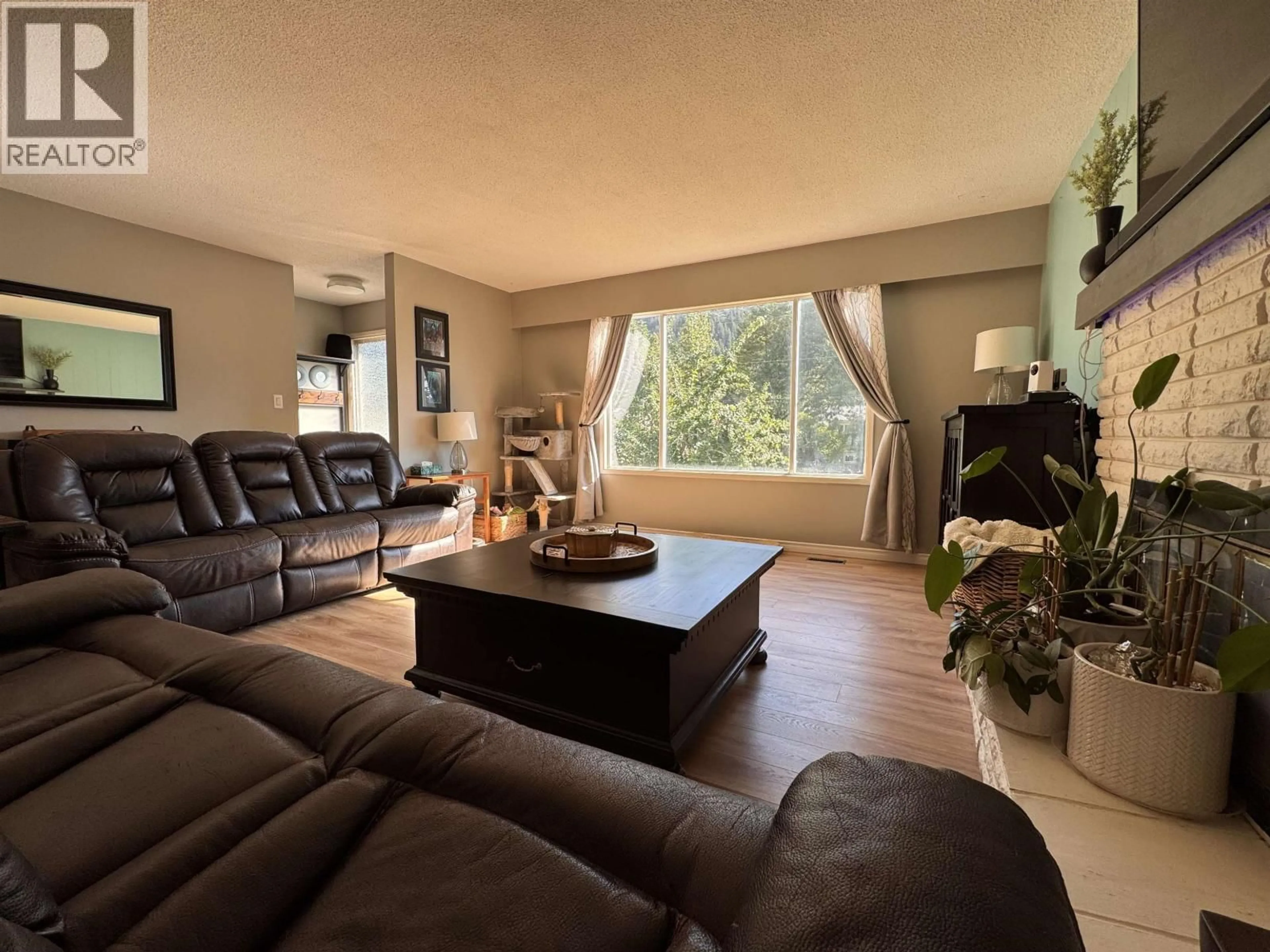 Living room with furniture, wood/laminate floor for 1085 9TH AVENUE, Williams Lake British Columbia V2G2L2