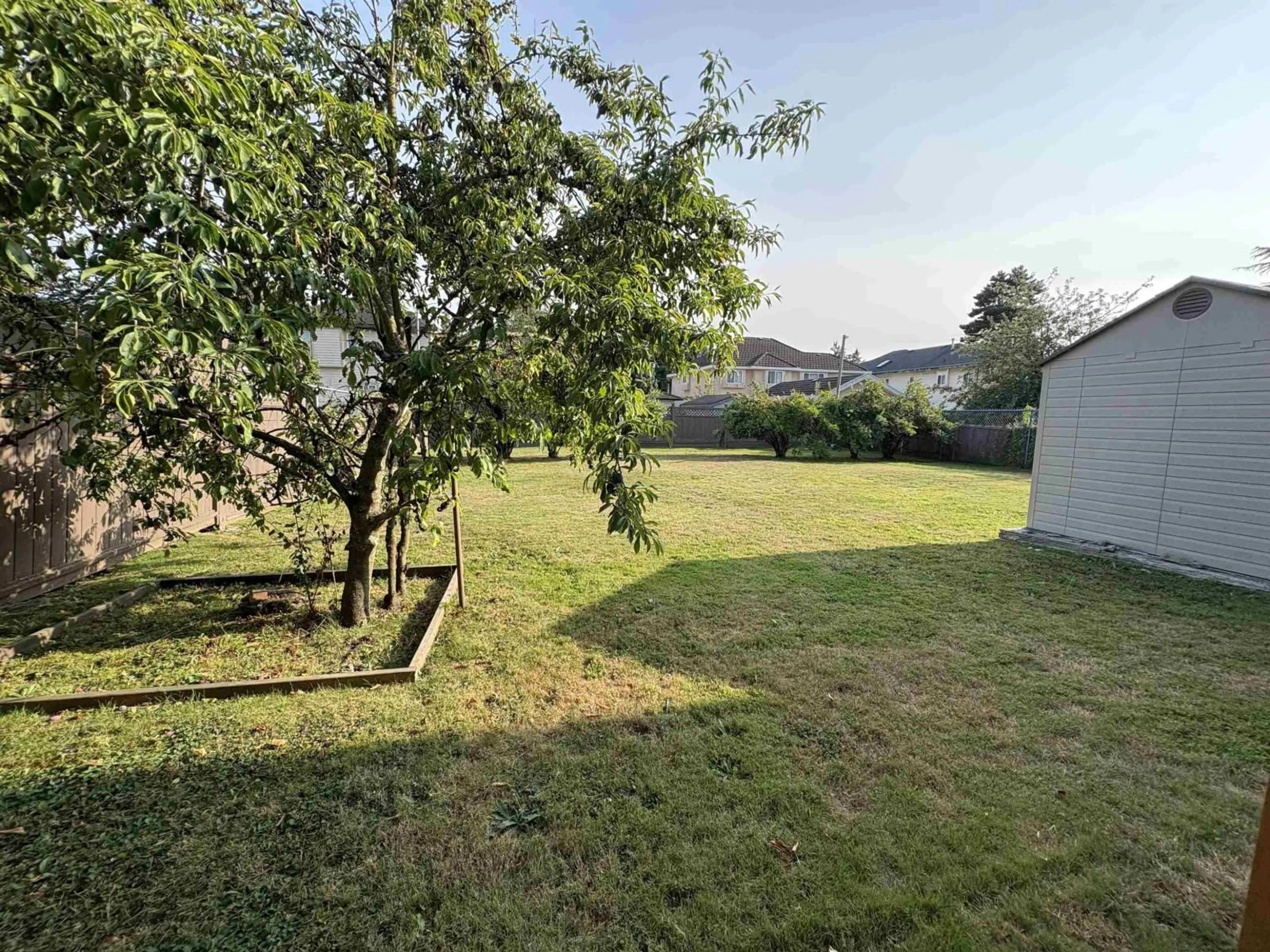 A pic from outside/outdoor area/front of a property/back of a property/a pic from drone, unknown for 13424 98A, Surrey British Columbia V3T1C8