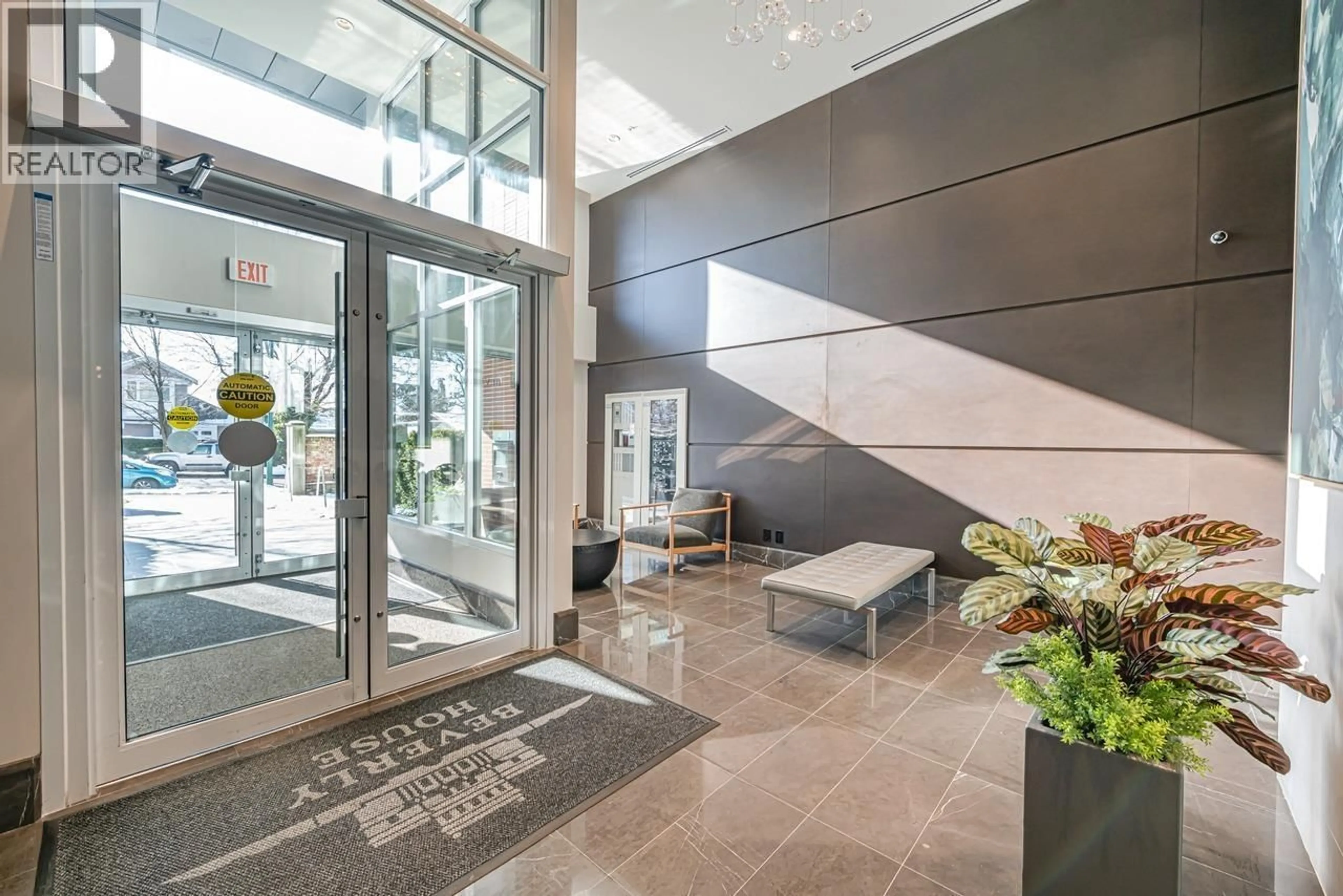 Indoor foyer for 602 - 1561 57TH AVENUE, Vancouver British Columbia V6P0H5