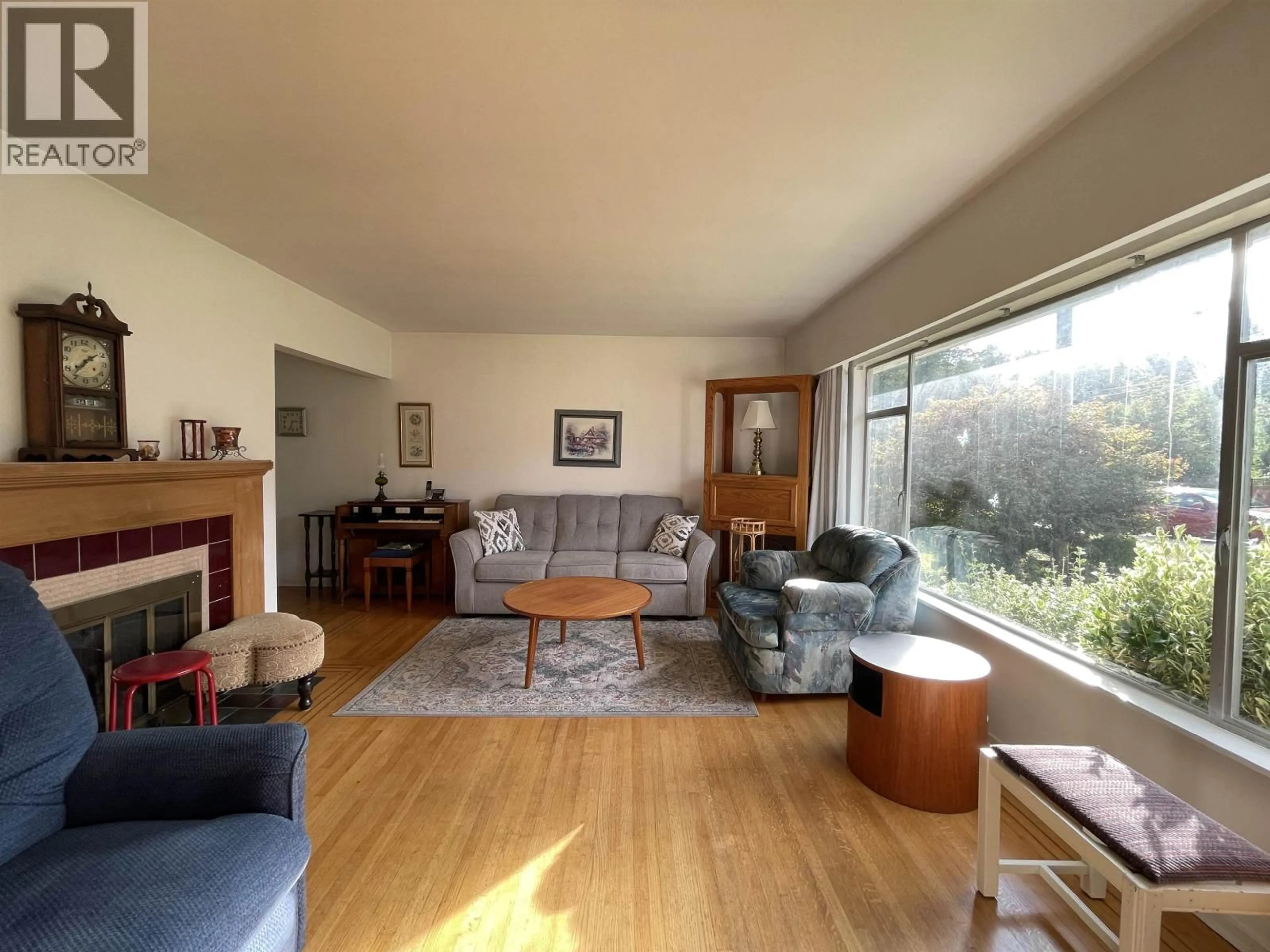 Living room with furniture, unknown for 7985 ROSEWOOD STREET, Burnaby British Columbia V5E2H4