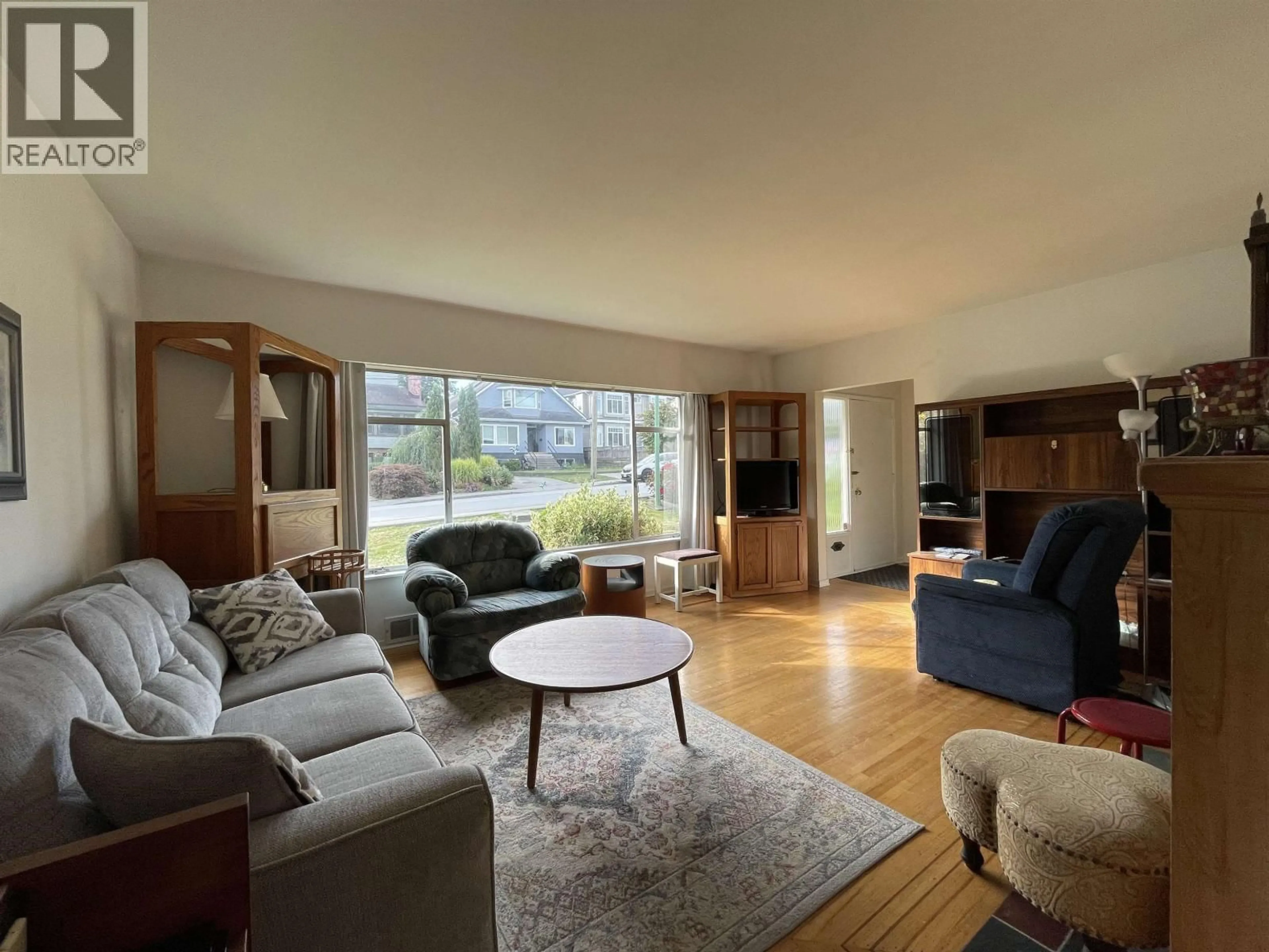 Living room with furniture, wood/laminate floor for 7985 ROSEWOOD STREET, Burnaby British Columbia V5E2H4