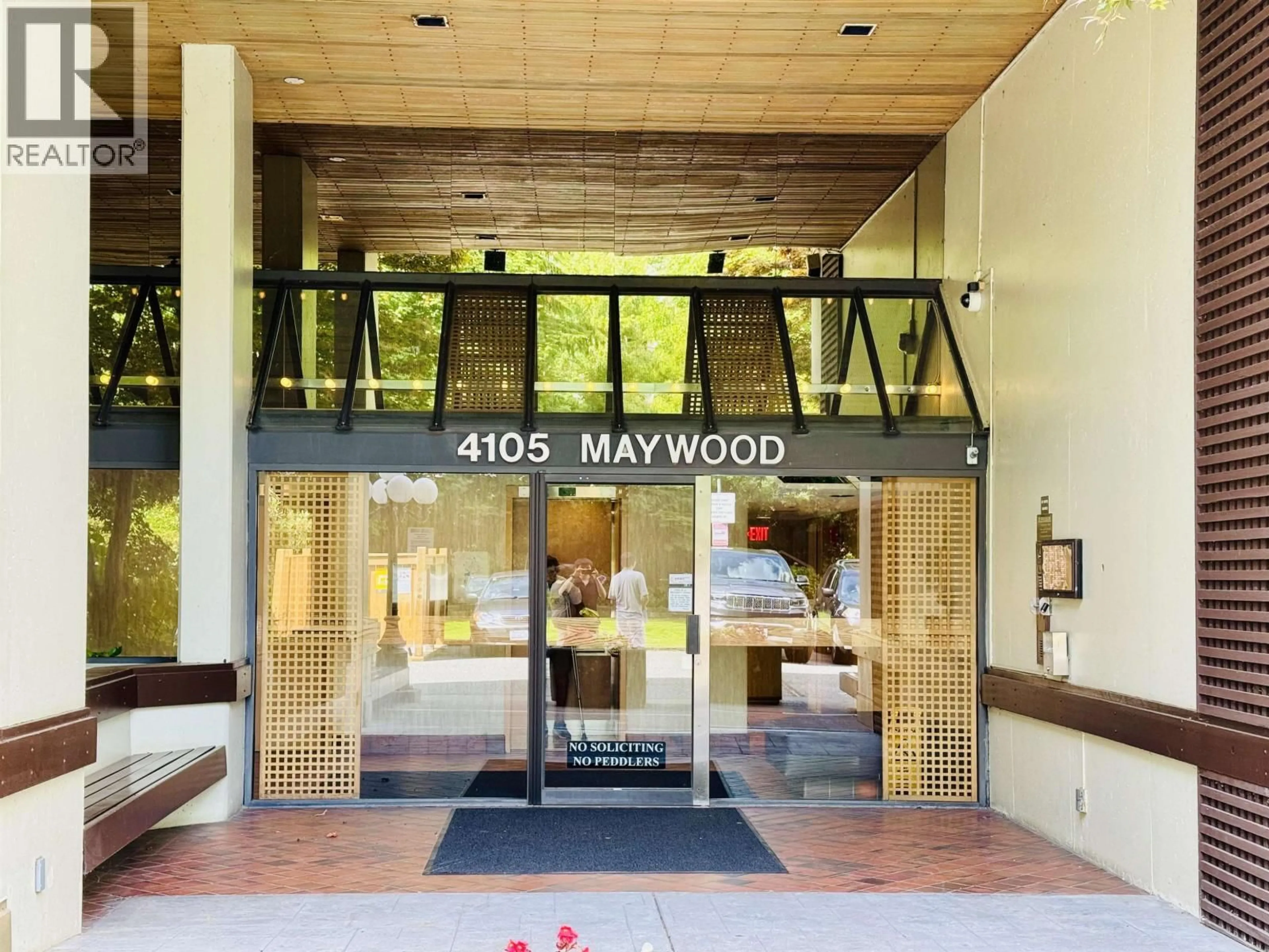 Indoor foyer for 1704 - 4105 MAYWOOD STREET, Burnaby British Columbia V5H4A3
