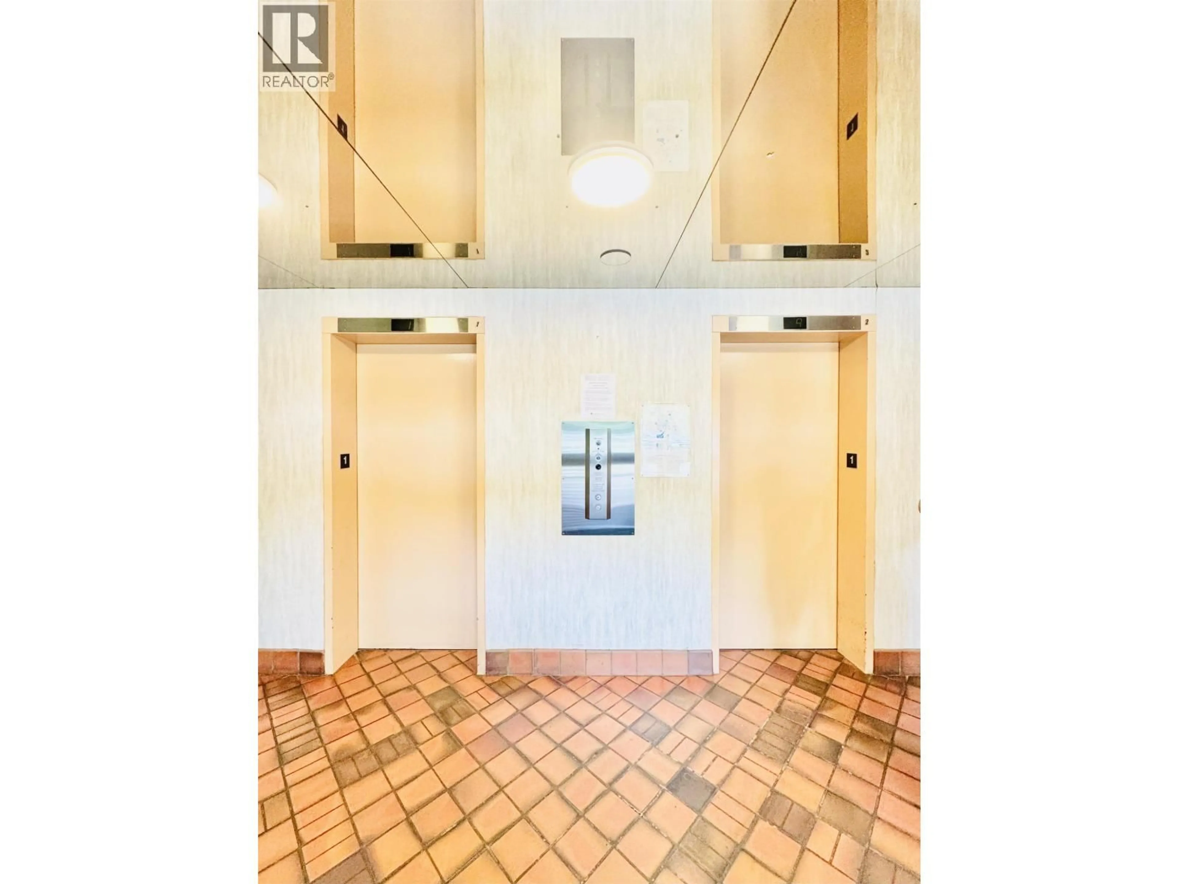 Indoor foyer for 1704 - 4105 MAYWOOD STREET, Burnaby British Columbia V5H4A3