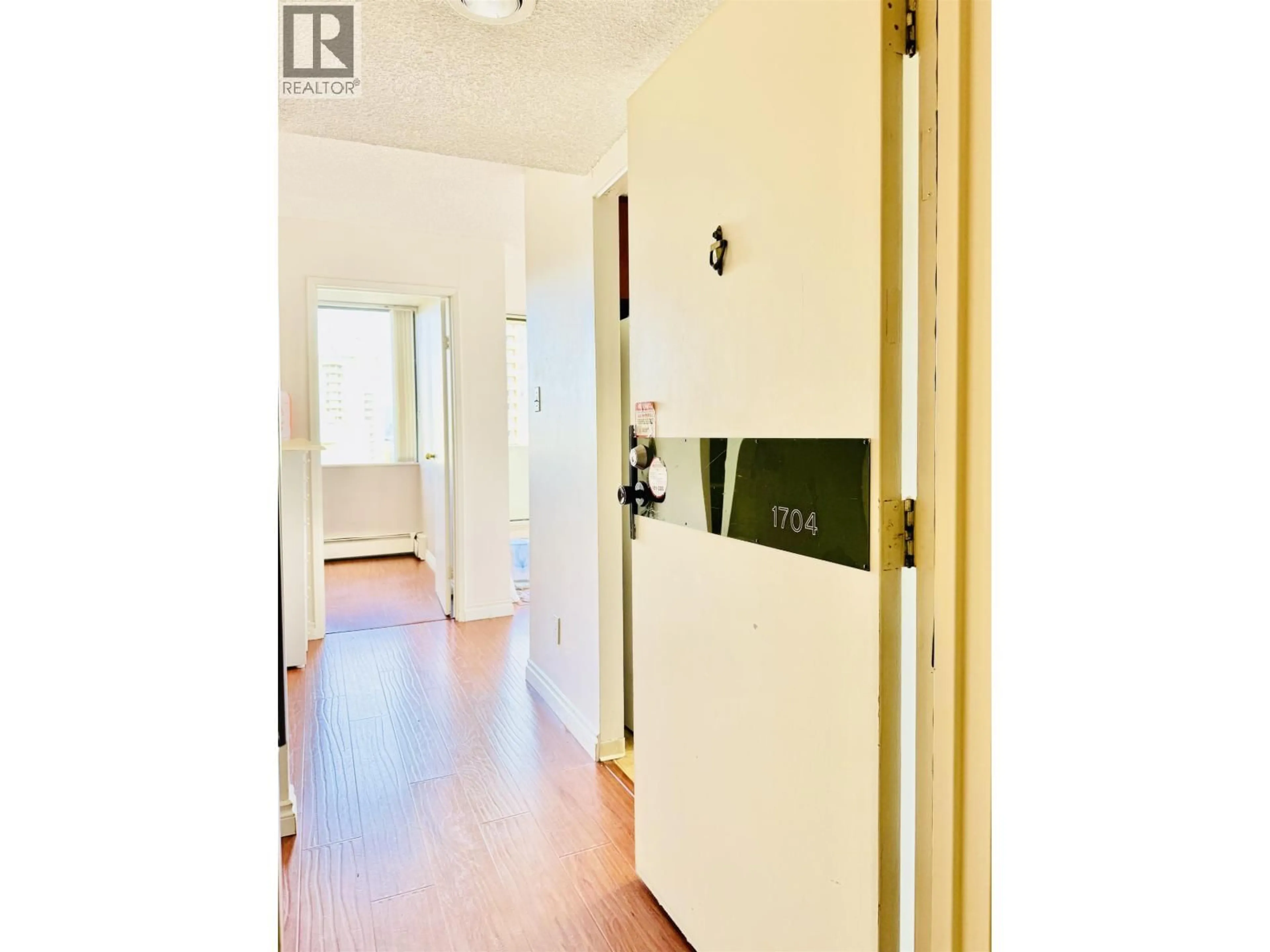 Indoor entryway for 1704 - 4105 MAYWOOD STREET, Burnaby British Columbia V5H4A3