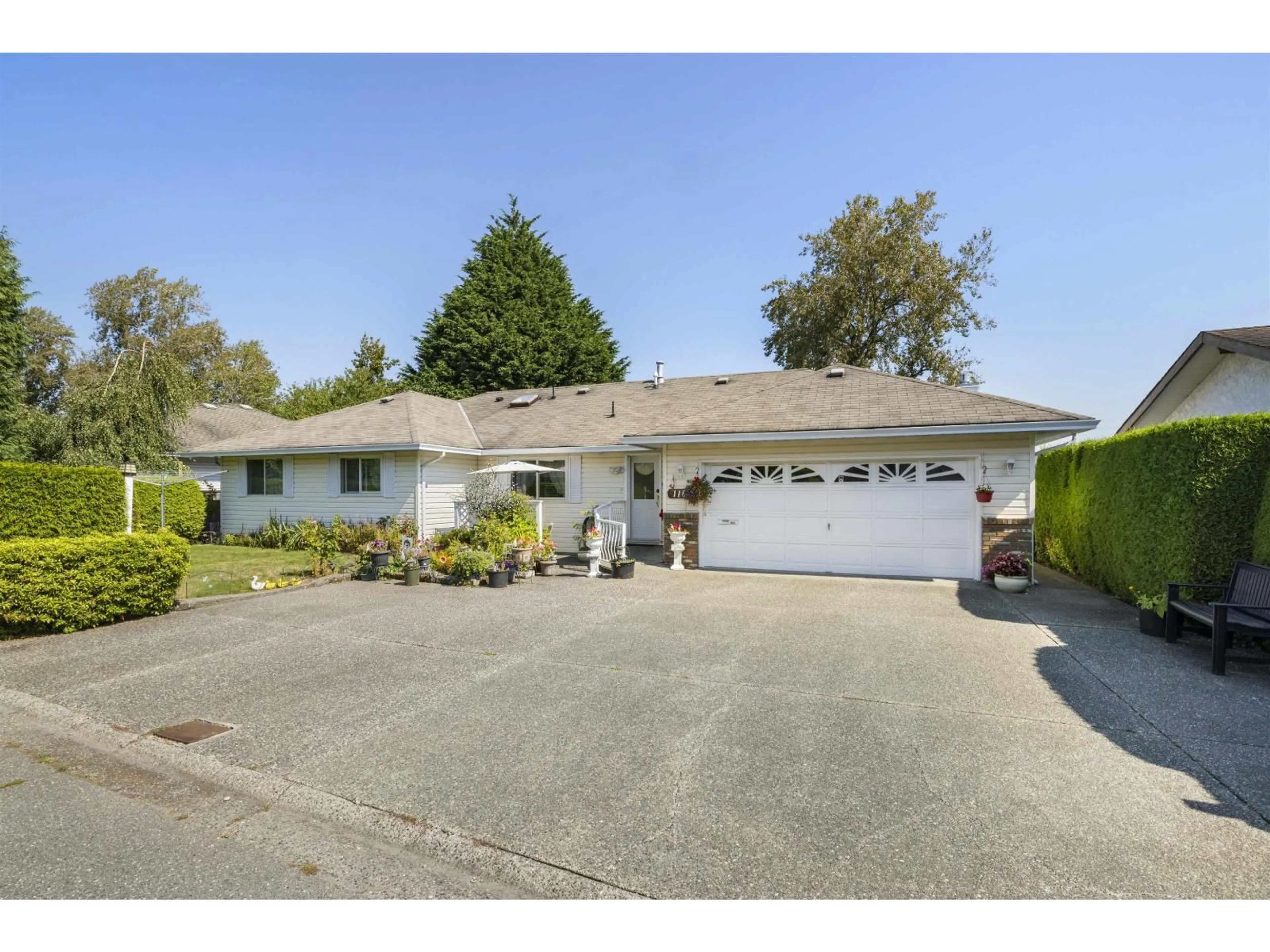 A pic from outside/outdoor area/front of a property/back of a property/a pic from drone, street for 1163 KING GEORGE, Surrey British Columbia V4A4Z1