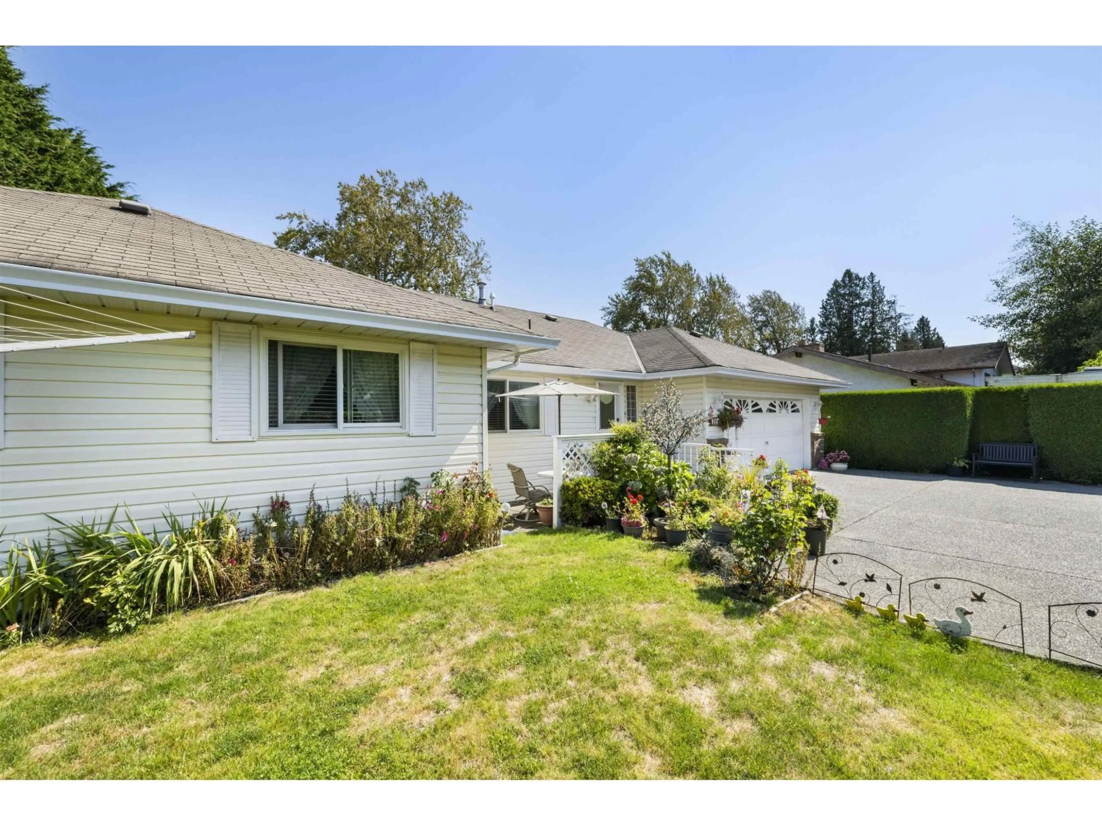 A pic from outside/outdoor area/front of a property/back of a property/a pic from drone, street for 1163 KING GEORGE, Surrey British Columbia V4A4Z1