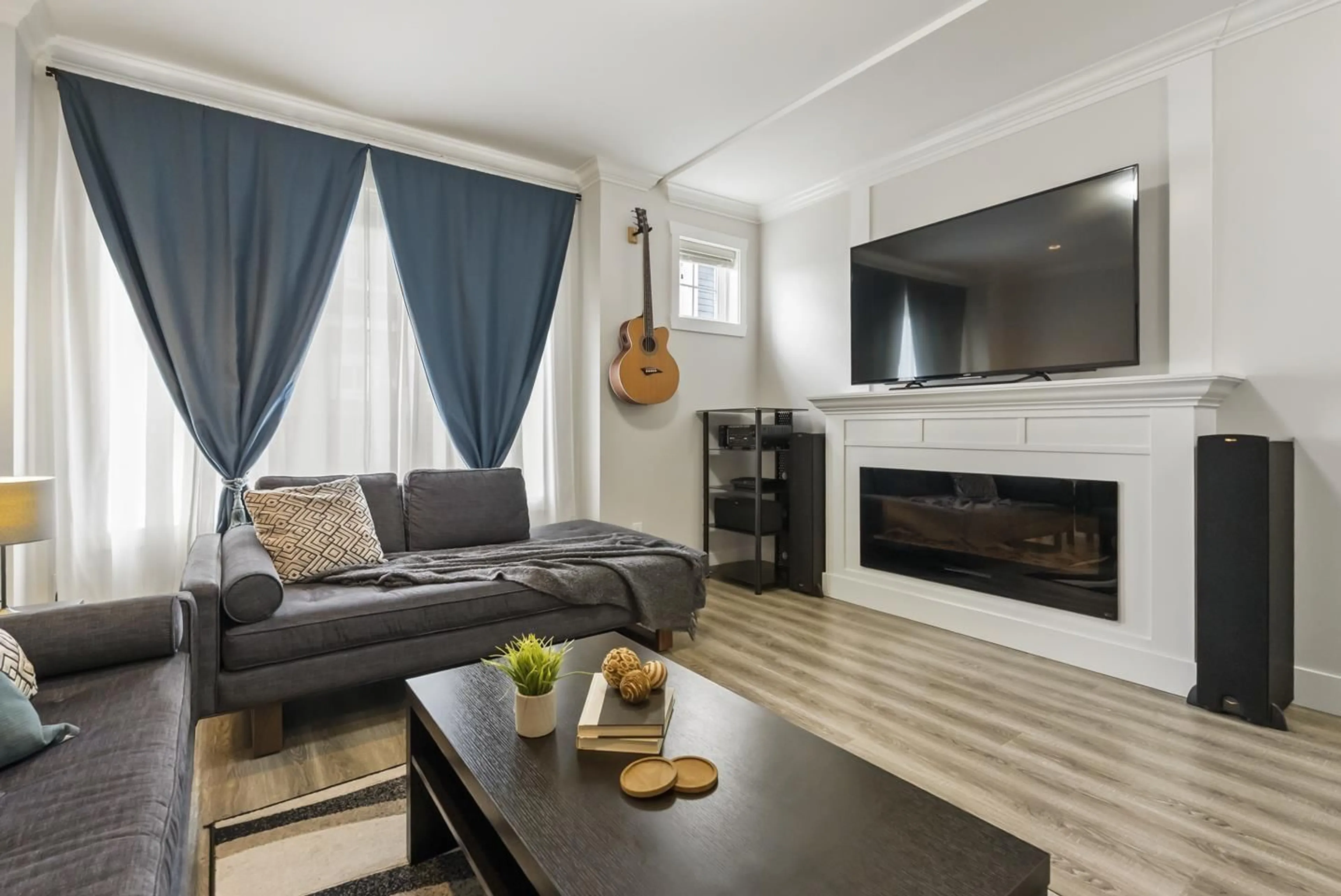 Living room with furniture, wood/laminate floor for 8 - 8747 162, Surrey British Columbia V4N6R1