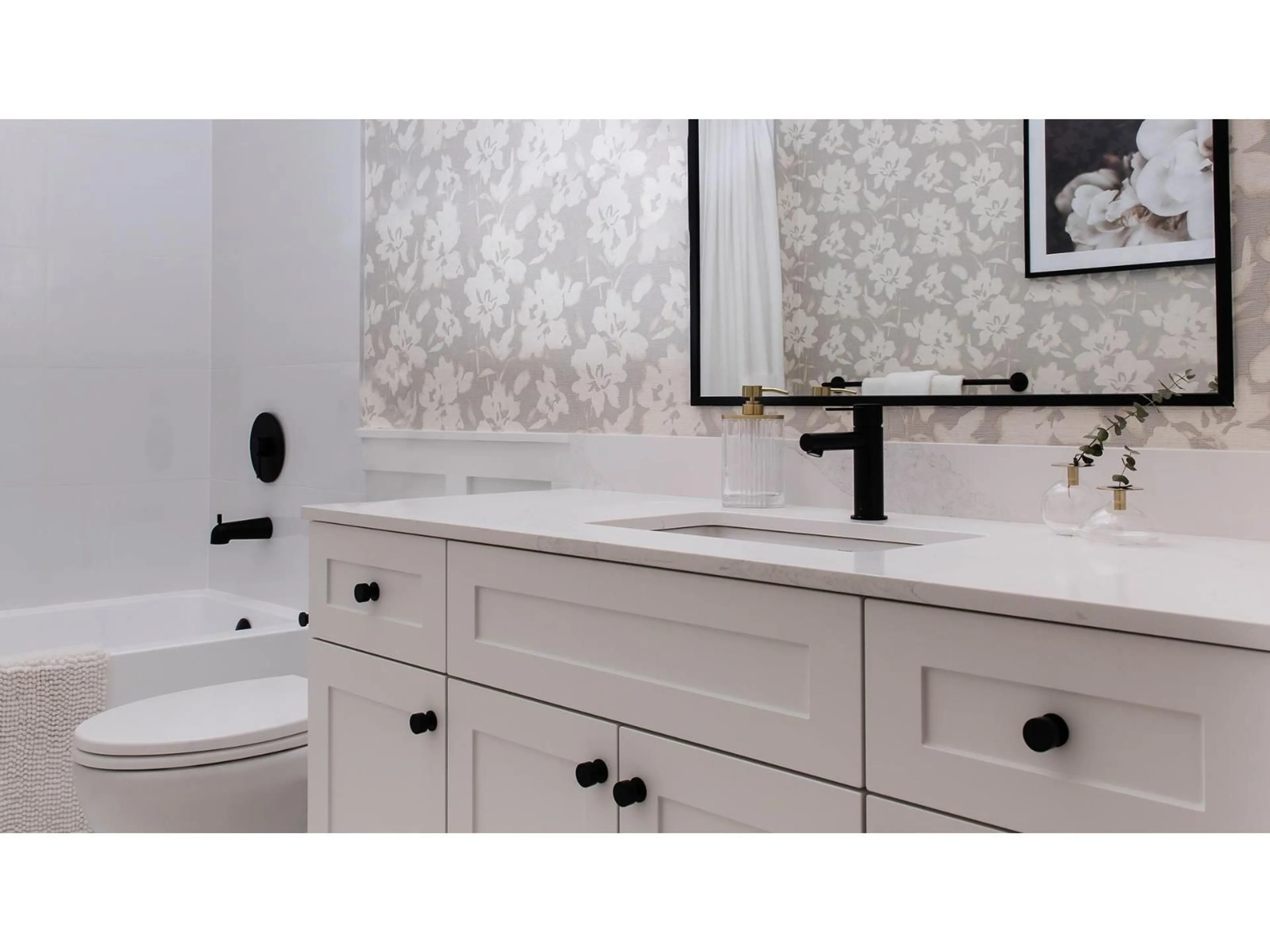 Contemporary bathroom, ceramic/tile floor for 606 - 19911 76, Langley British Columbia V2Y1S2