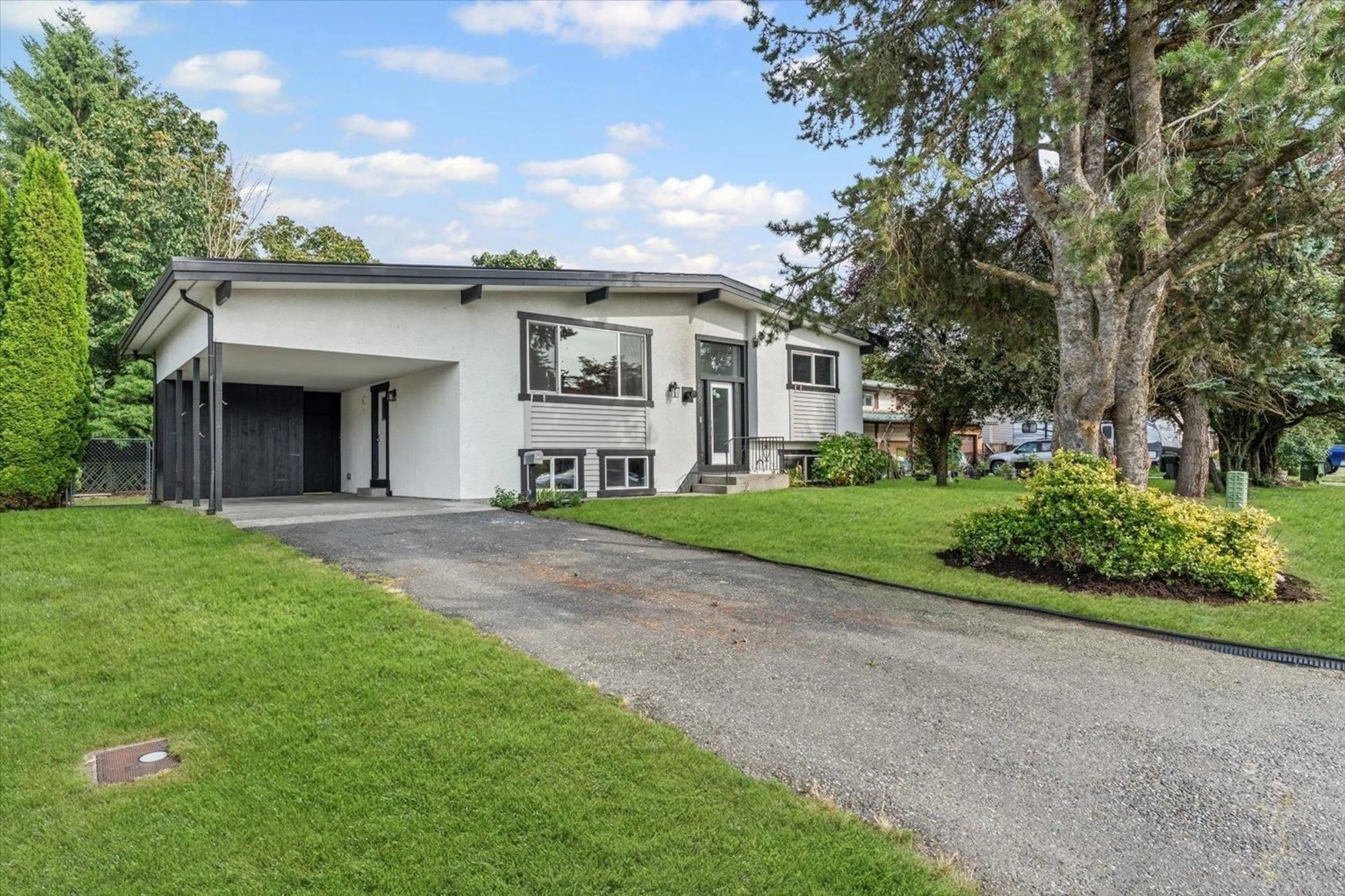 A pic from outside/outdoor area/front of a property/back of a property/a pic from drone, street for 6050 GLENMORE DRIVE, Chilliwack British Columbia V2R2H5