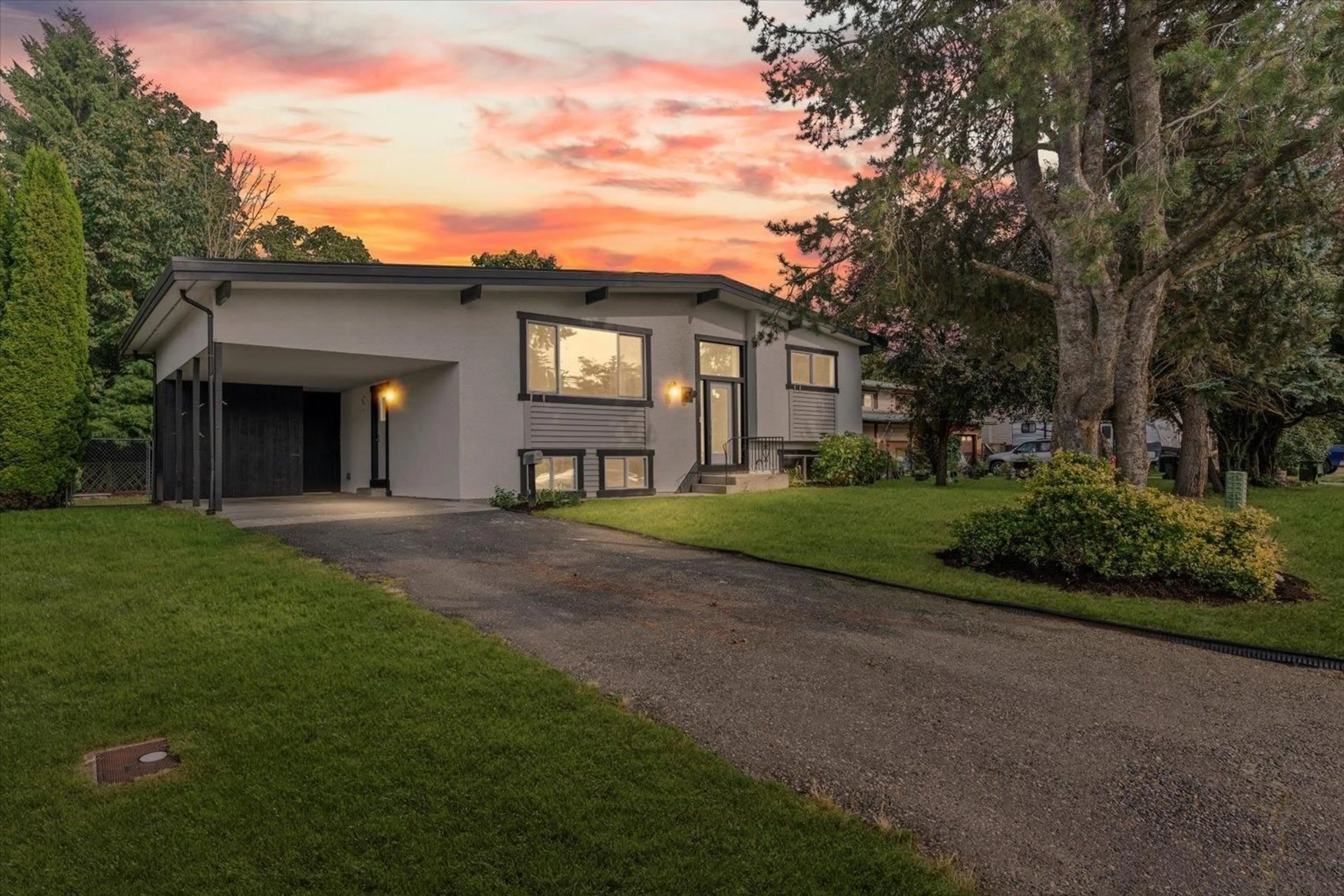 A pic from outside/outdoor area/front of a property/back of a property/a pic from drone, street for 6050 GLENMORE DRIVE, Chilliwack British Columbia V2R2H5